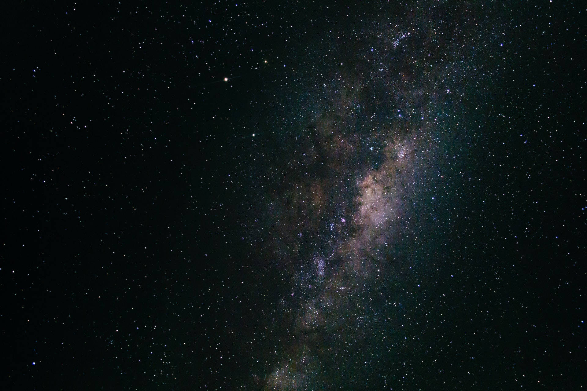 夜空 桌布 壁紙 — 令人嘆為觀止的銀河系景觀，在深邃的黑色夜空中閃爍著星星和宇宙塵埃。