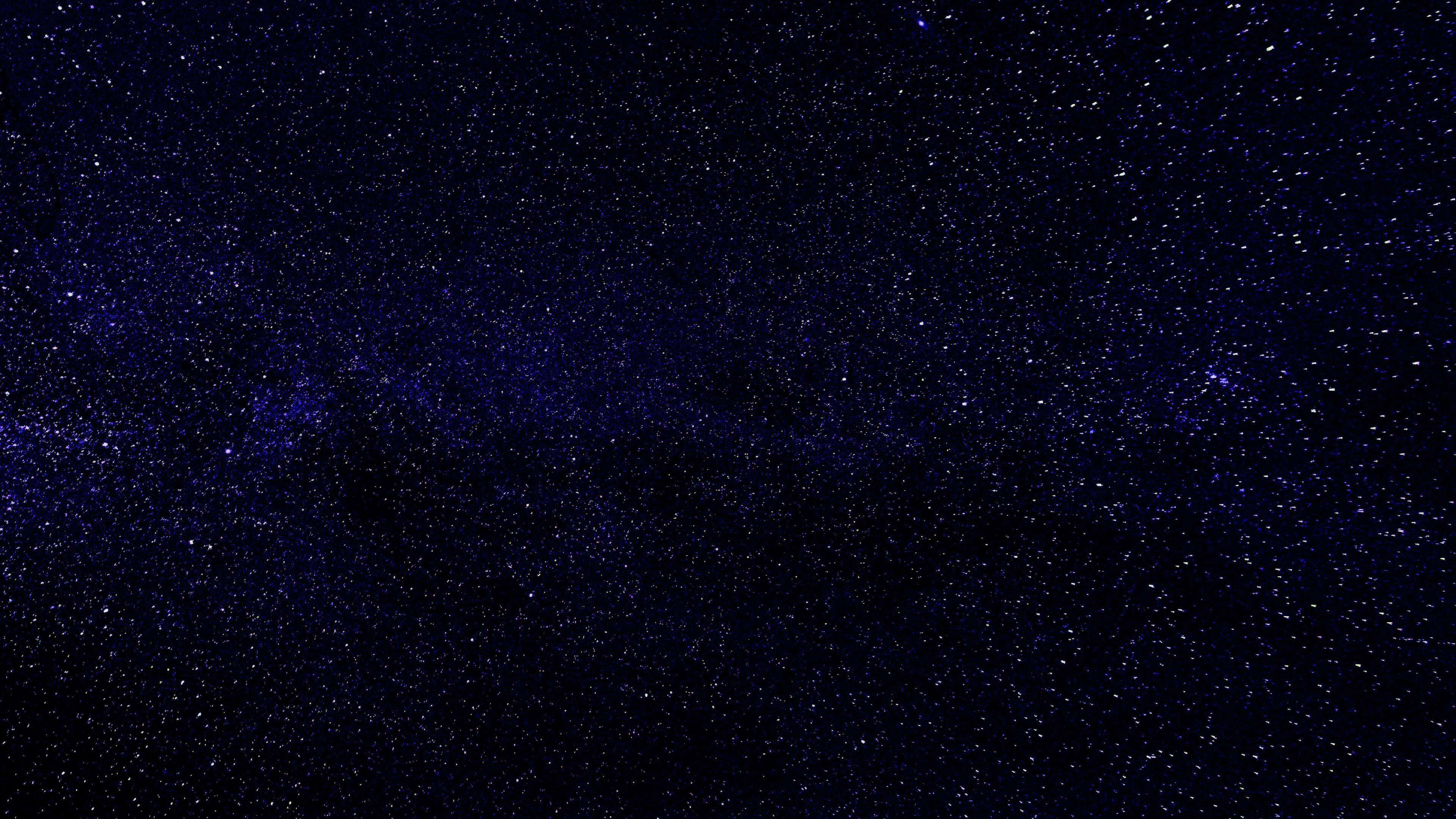 Galaxy Sky 桌布 壁紙 — 令人嘆為觀止的銀河系景觀，在深靛藍色的夜空中閃爍著無數星星。