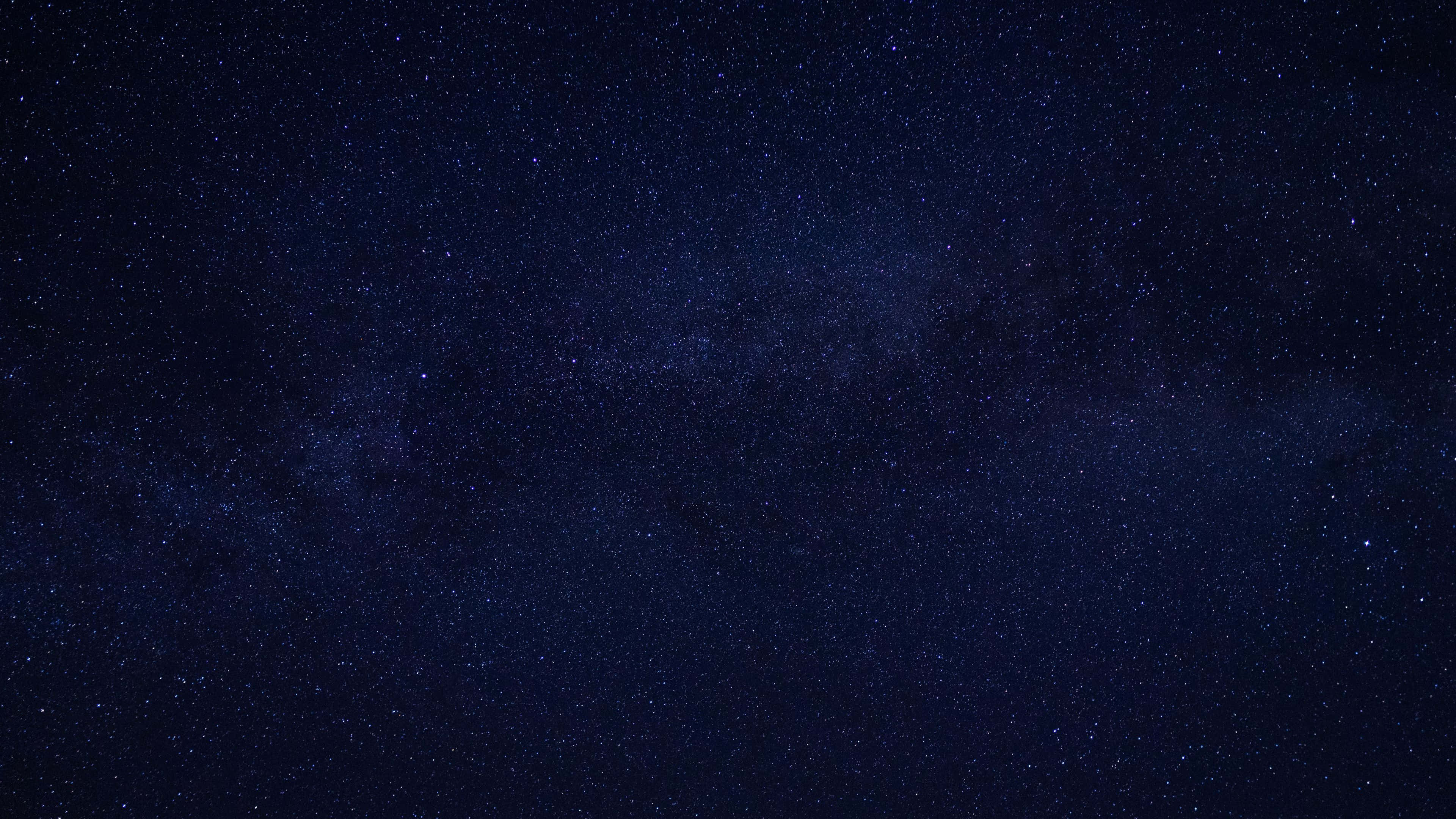 Dark Sky 桌布 壁紙 — 令人嘆為觀止的銀河系景觀，在深靛藍色的夜空中閃爍著無數星星。