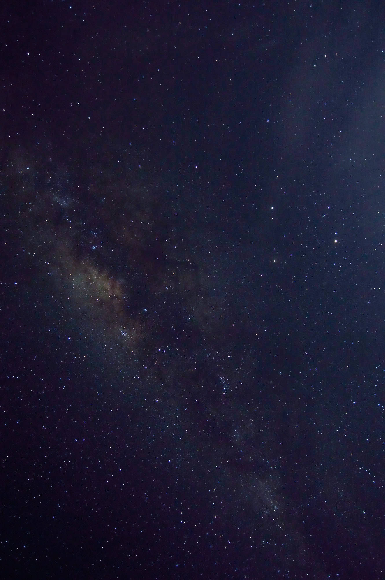 Starry Sky 桌布 壁紙 — 令人嘆為觀止的銀河系景觀，在深靛藍色的夜空中閃爍著無數的星星。