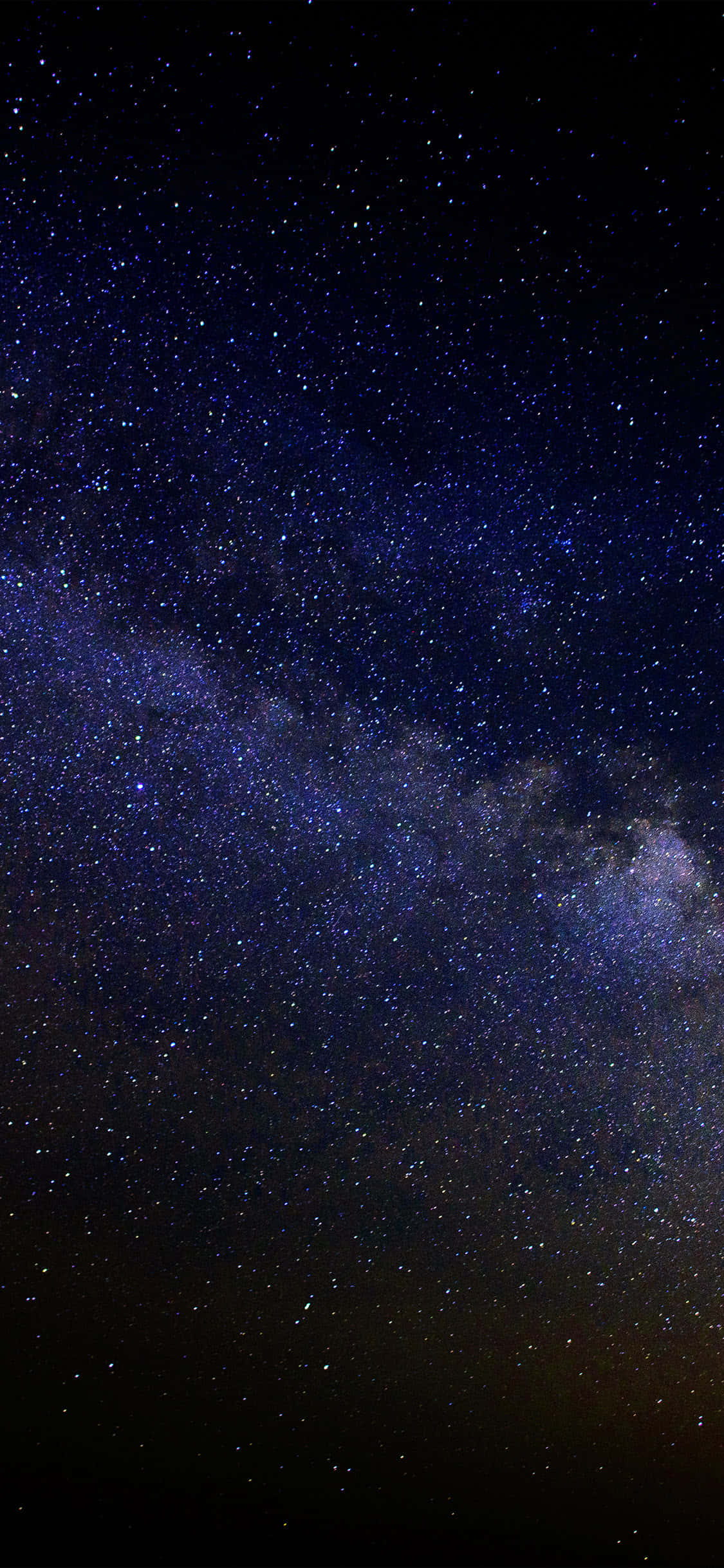 Dark Sky 桌布 壁紙 — 令人嘆為觀止的銀河系景觀，在深靛藍色的夜空中閃爍著無數星星。