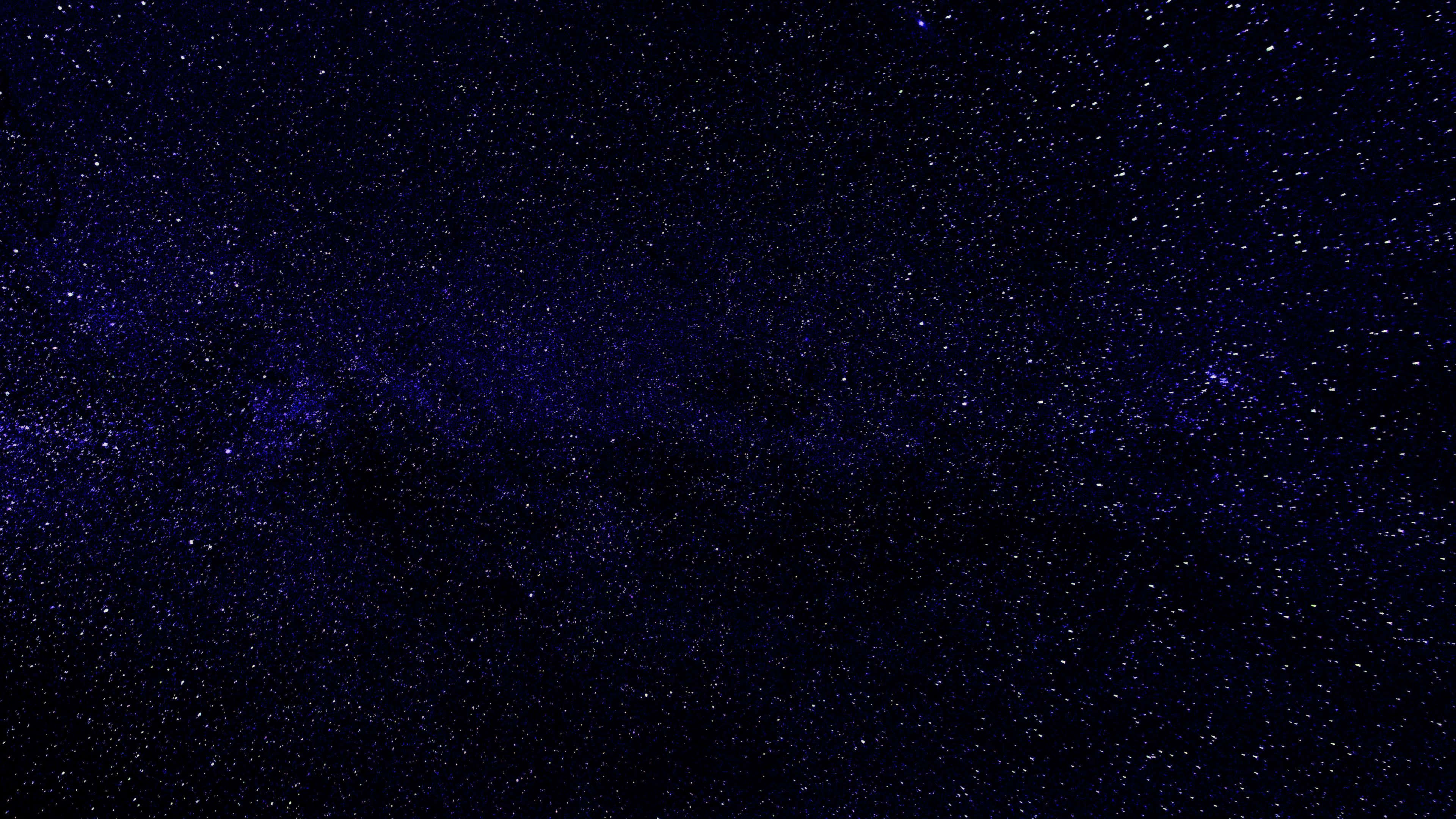 夜空 桌布 壁紙 — 令人嘆為觀止的銀河系景觀，在深靛藍的夜空中閃爍著無數星星。