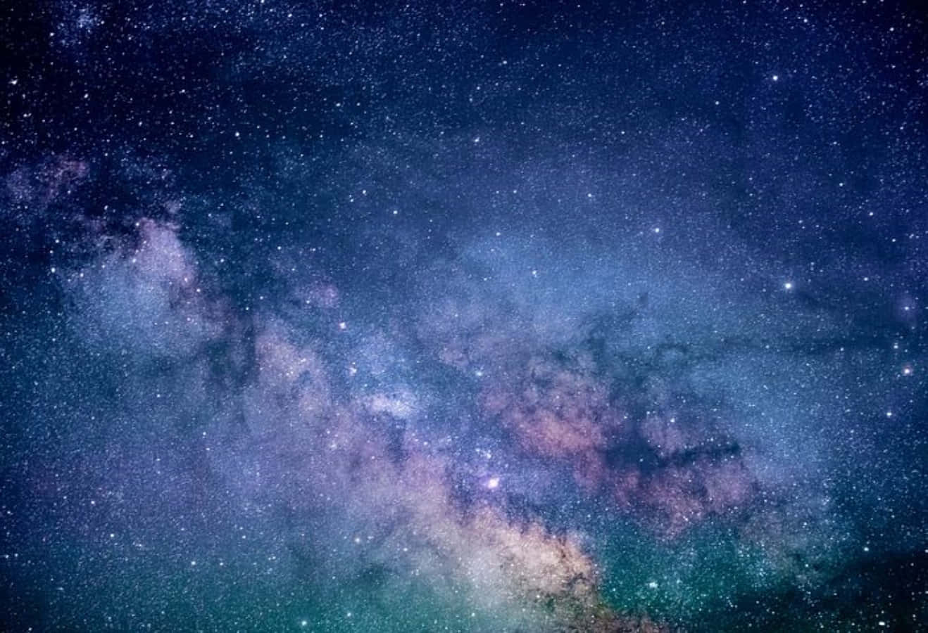 太空 桌布 壁紙 — 令人嘆為觀止的銀河系景觀，在深靛藍色的夜空中閃耀著宇宙塵埃和無數星星。