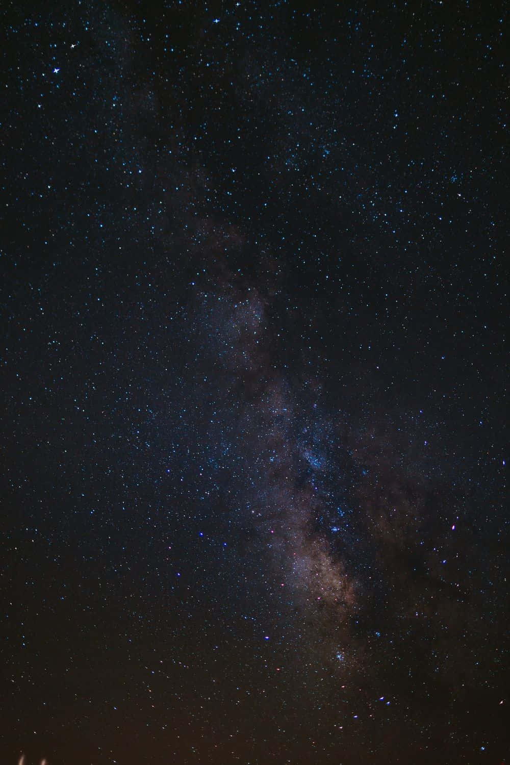 Beautiful Space 桌布 壁紙 — 令人嘆為觀止的銀河系景觀，在深靛藍色的夜空中閃爍著無數星星。