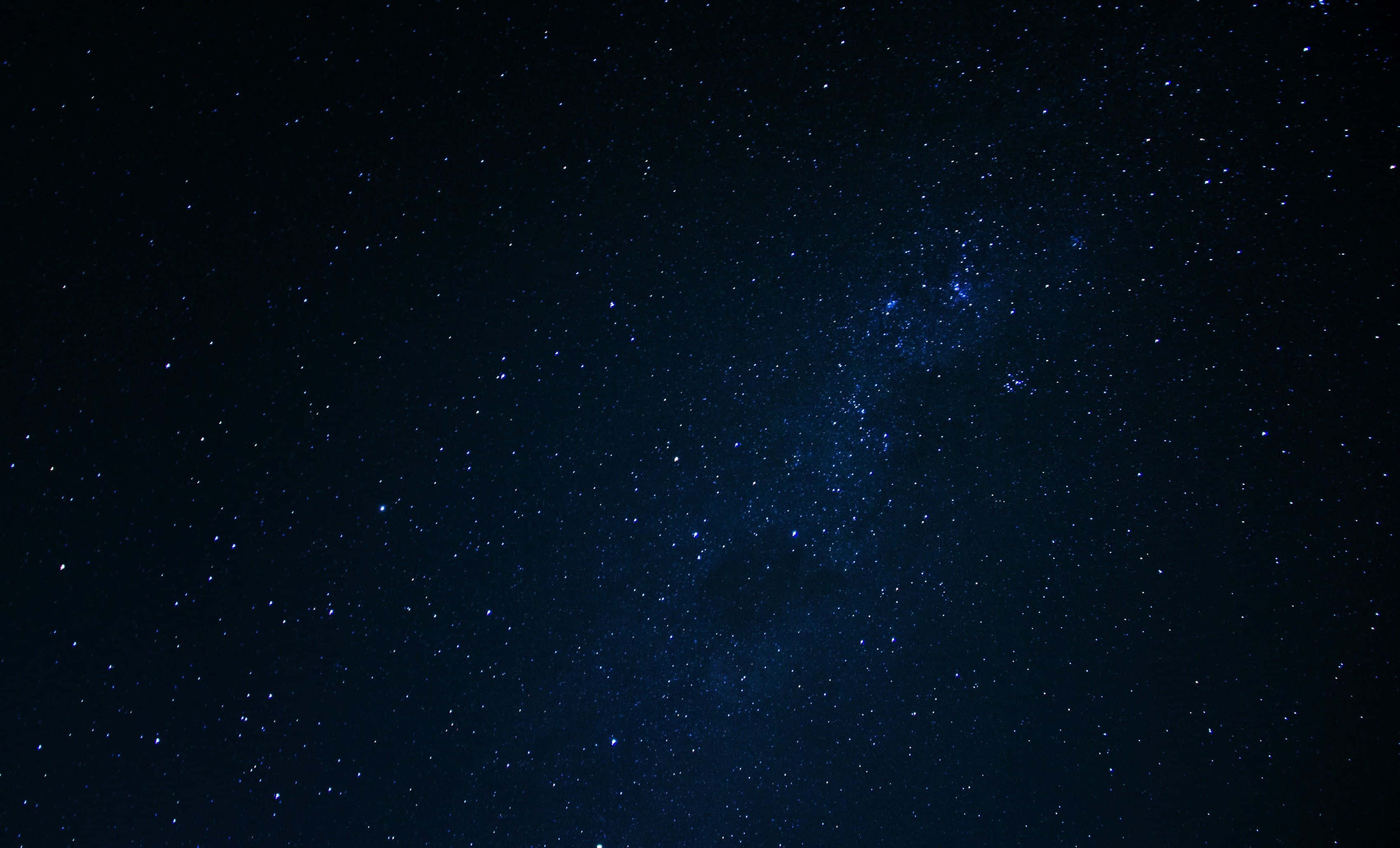 Stars 桌布 壁紙 — 令人嘆為觀止的銀河系景觀，在深靛藍色的夜空中閃爍著無數星星。