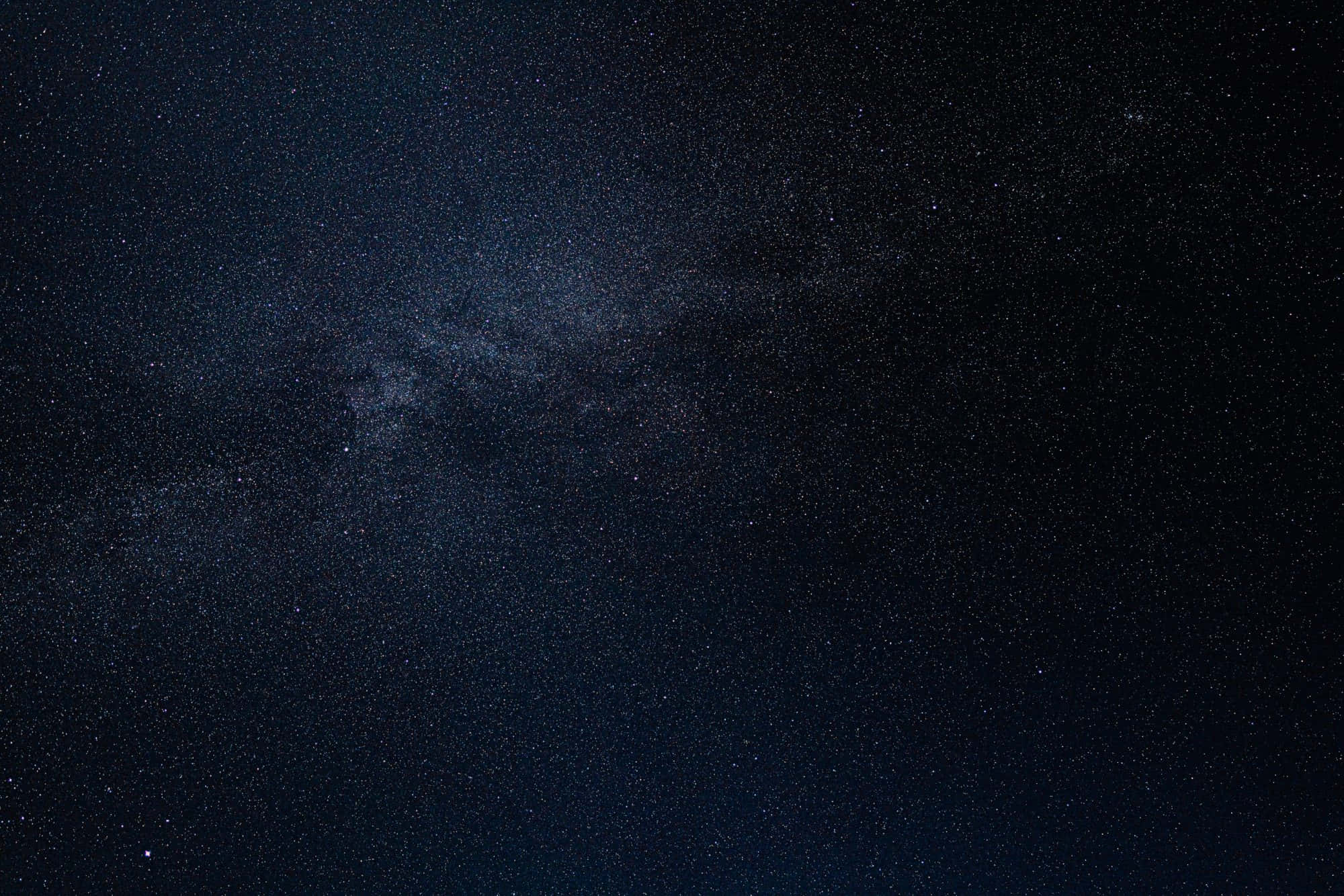 Dark Sky 桌布 壁紙 — 令人嘆為觀止的銀河系景觀，在深靛藍色的夜空中閃爍著無數星星。