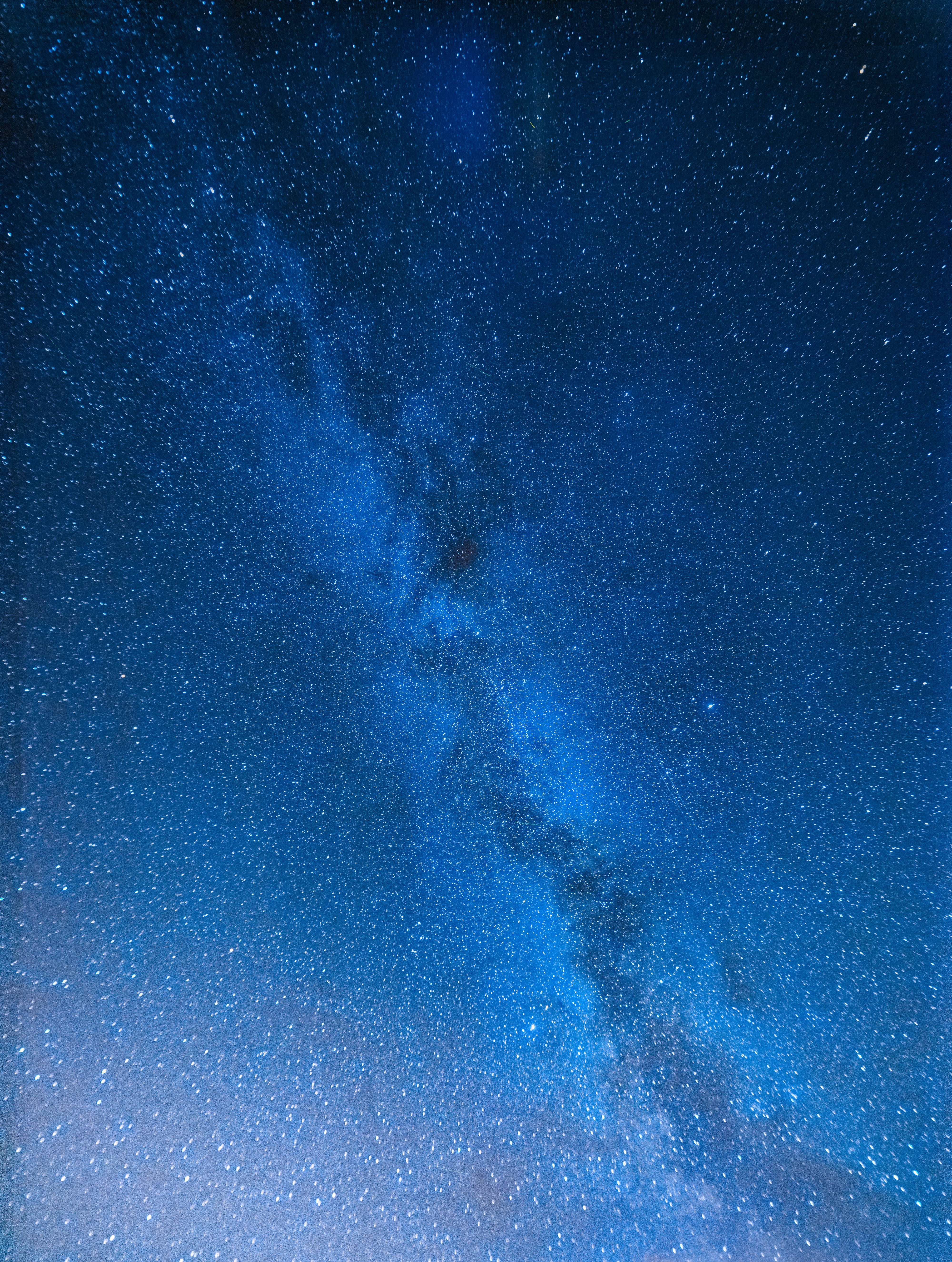 外太空 桌布 壁紙 — 令人嘆為觀止的銀河系景觀，在繁星點點的夜空中閃耀著深藍色光芒。