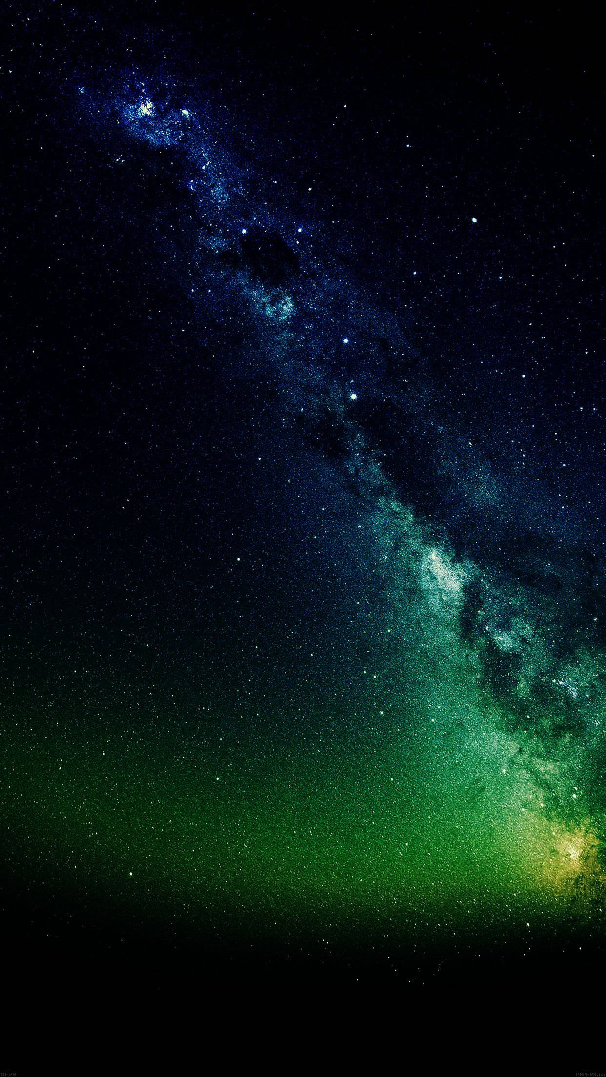 太空 iPhone 桌布 壁紙 — 令人嘆為觀止的銀河系景觀，在繁星點點的夜空中閃耀著鮮豔的藍色和綠色色調。