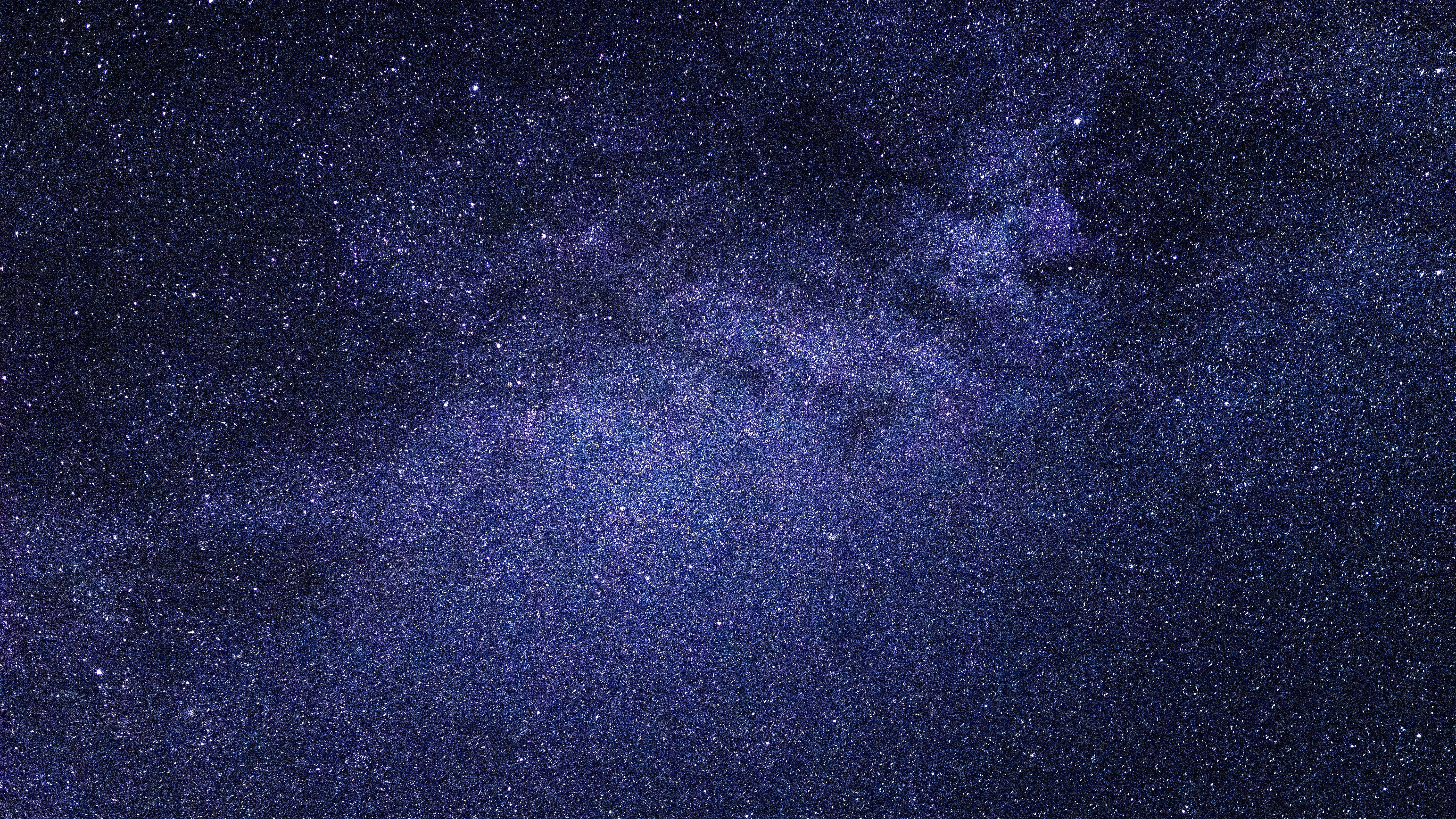 藍色銀河 桌布 壁紙 — 令人嘆為觀止的銀河系景觀，在繁星點點的夜空中散發著紫色和藍色的光芒。