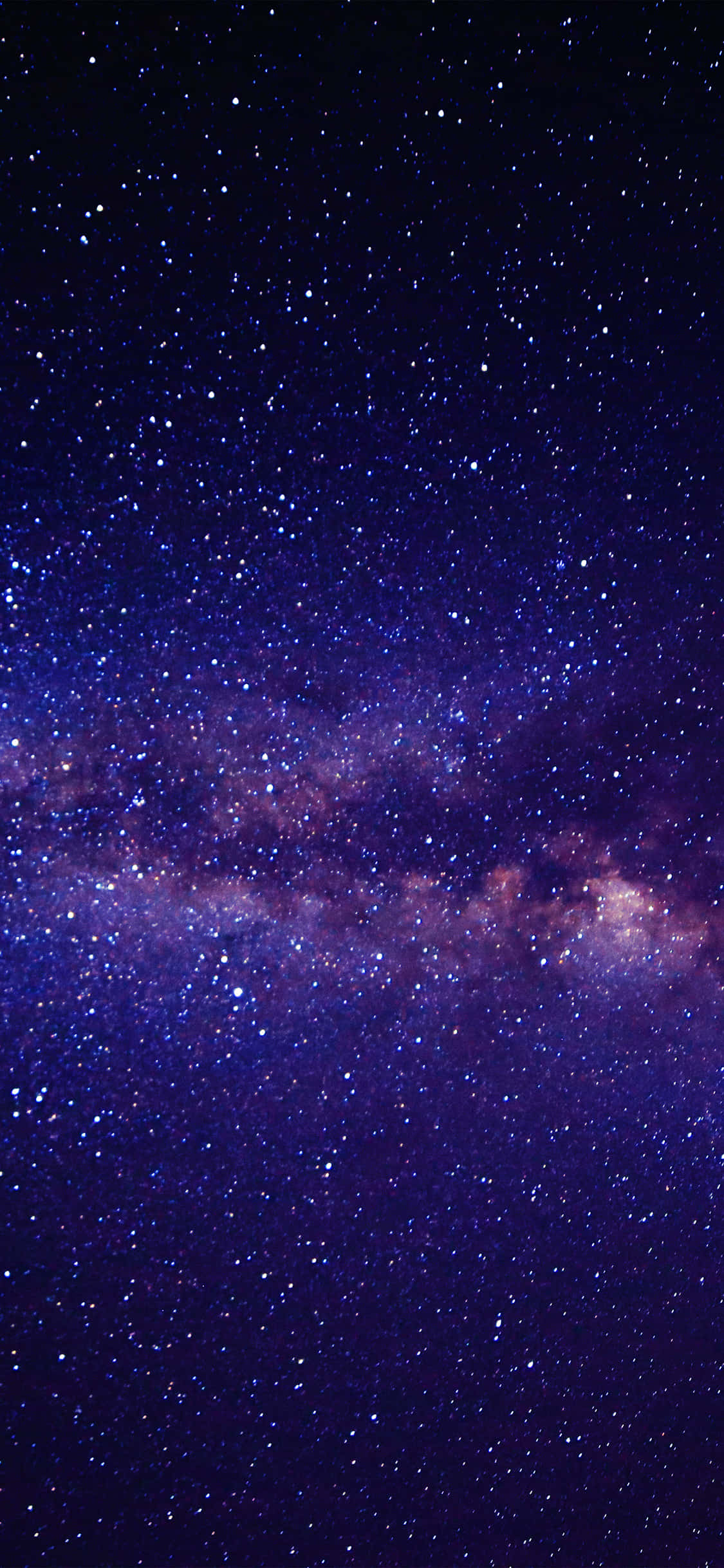 太空 桌布 壁紙 — 令人嘆為觀止的銀河系景觀，在繁星點點的夜空中散發著紫色和藍色調的光芒。