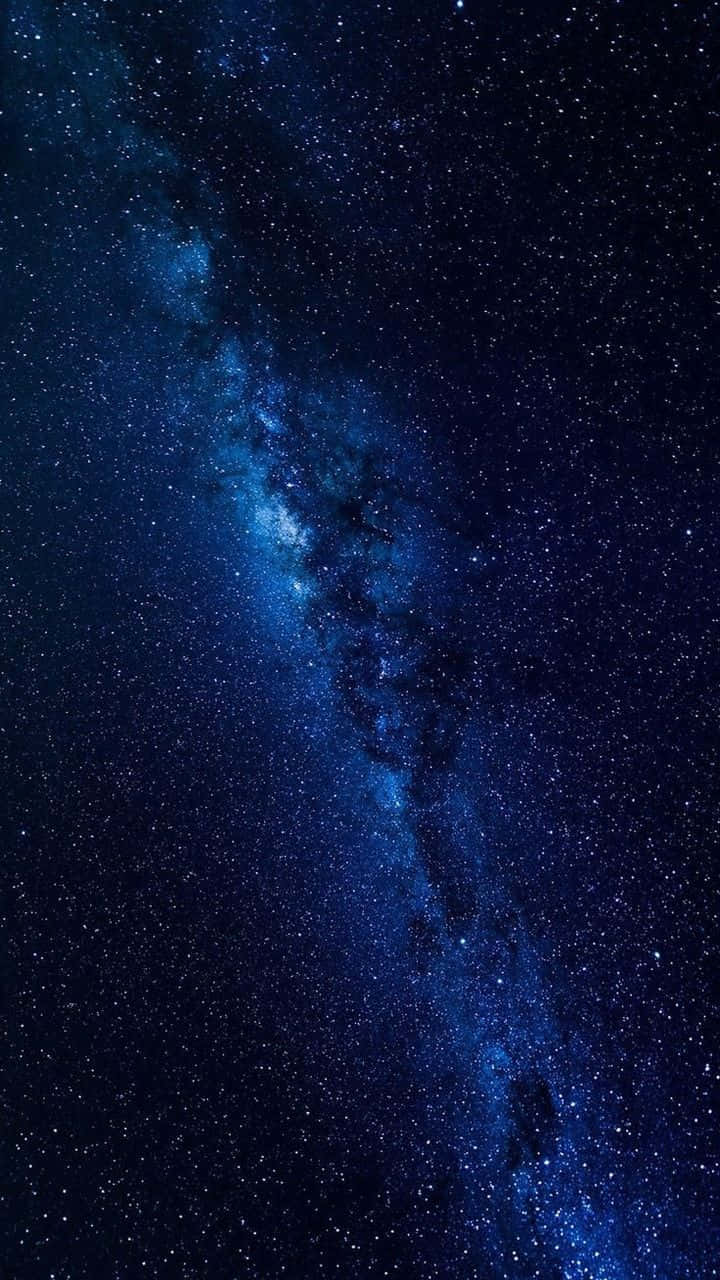 Cool Blue Galaxy 桌布 壁紙 — 令人嘆為觀止的銀河系景觀，在繁星點點的夜空中閃耀著深藍色光芒。