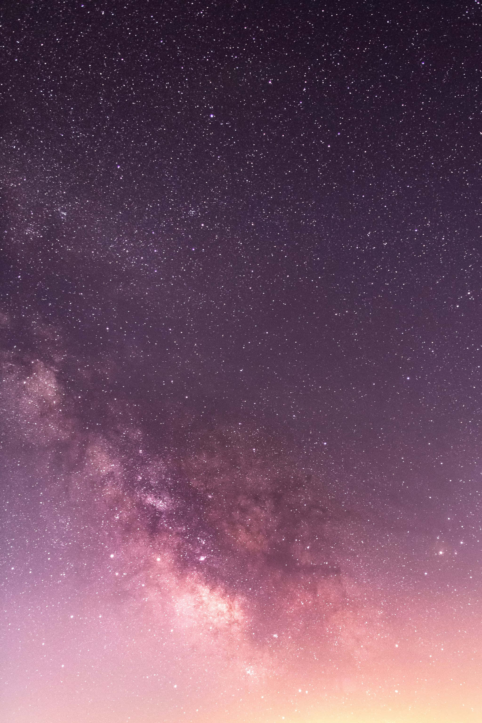 Aesthetic Night Sky 桌布 壁紙 — 令人嘆為觀止的銀河系景觀，在繁星點點的夜空中散發出鮮豔的紫色和粉紅色光芒。