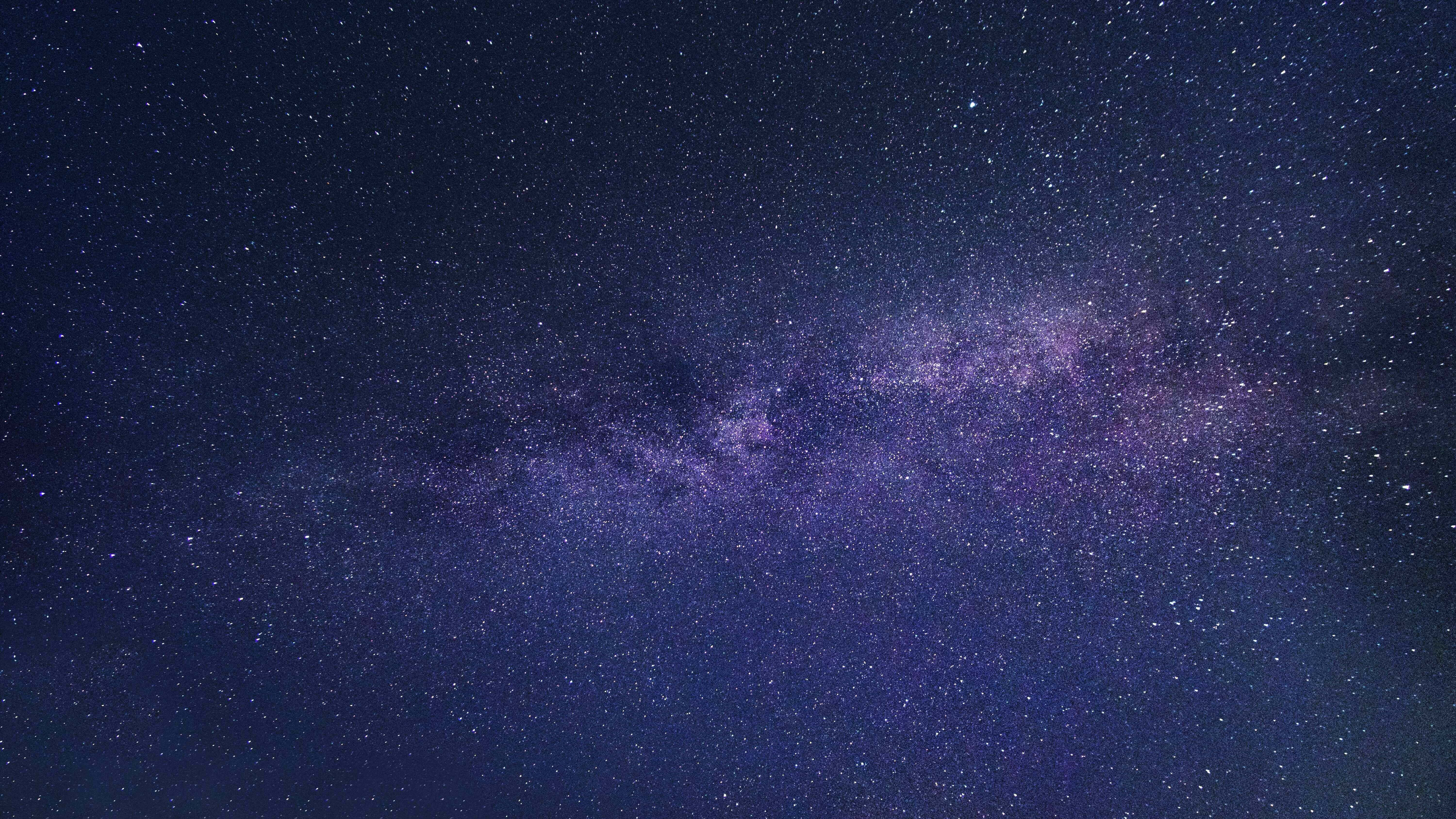 Beautiful Galaxy 桌布 壁紙 — 令人嘆為觀止的銀河系景觀，在繁星點點的夜空中閃耀著紫色和藍色調。