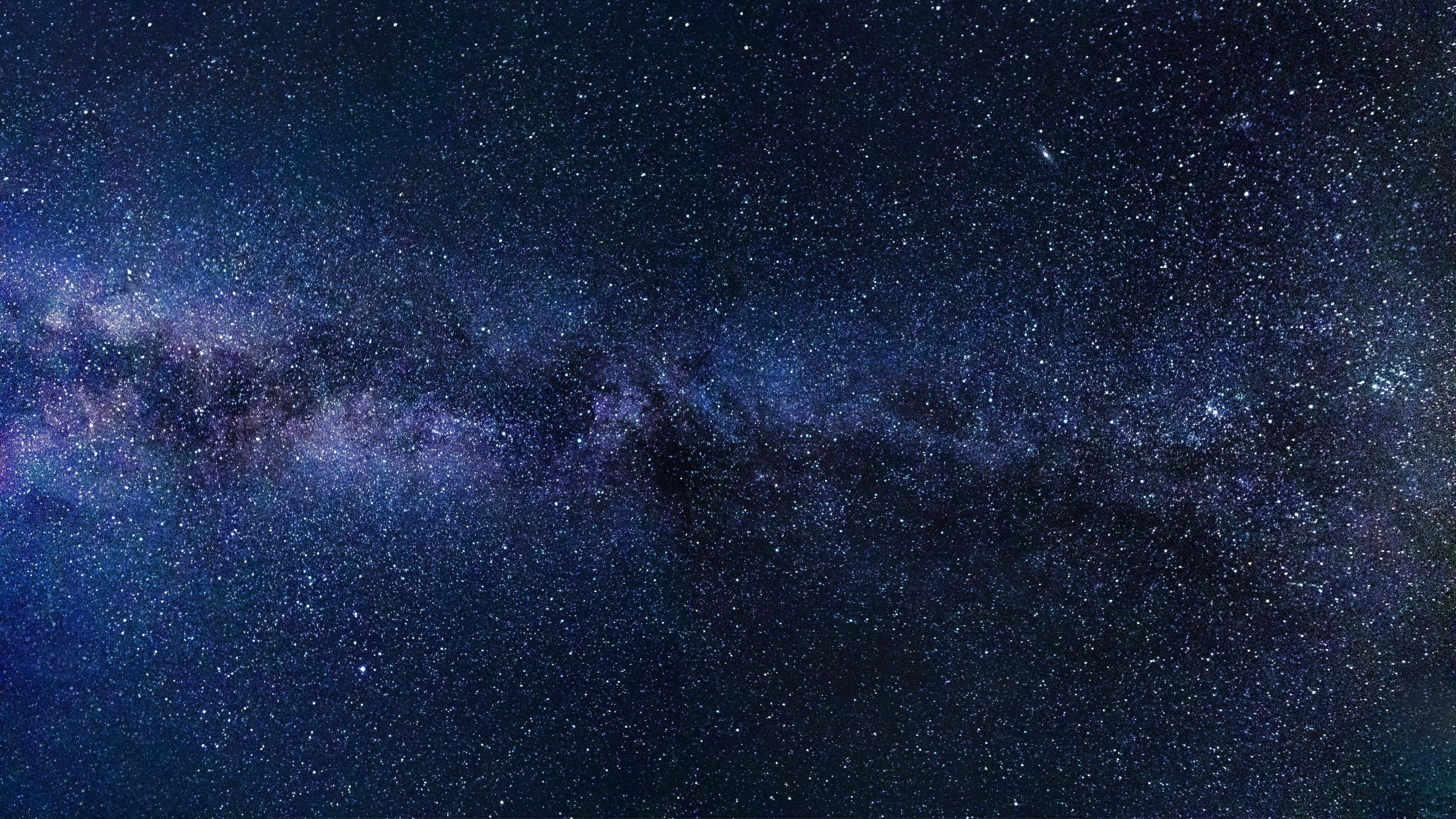 Star Sky 桌布 壁紙 — 令人嘆為觀止的銀河系景觀，在繁星點點的夜空中閃耀著紫色和藍色調。