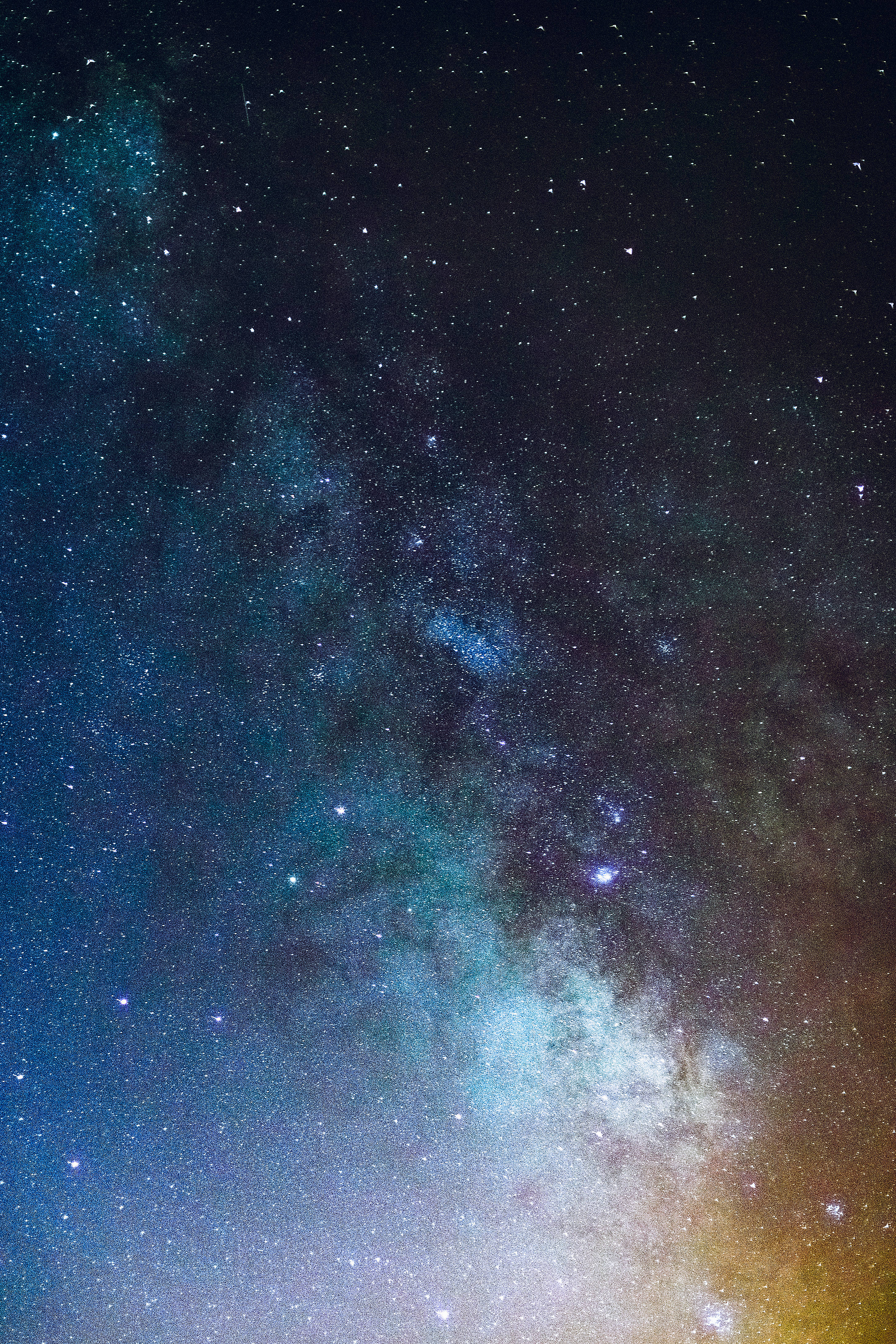 太空 桌布 壁紙 — 令人嘆為觀止的銀河系景觀，在繁星點點的夜空中散發藍色和金色光芒。