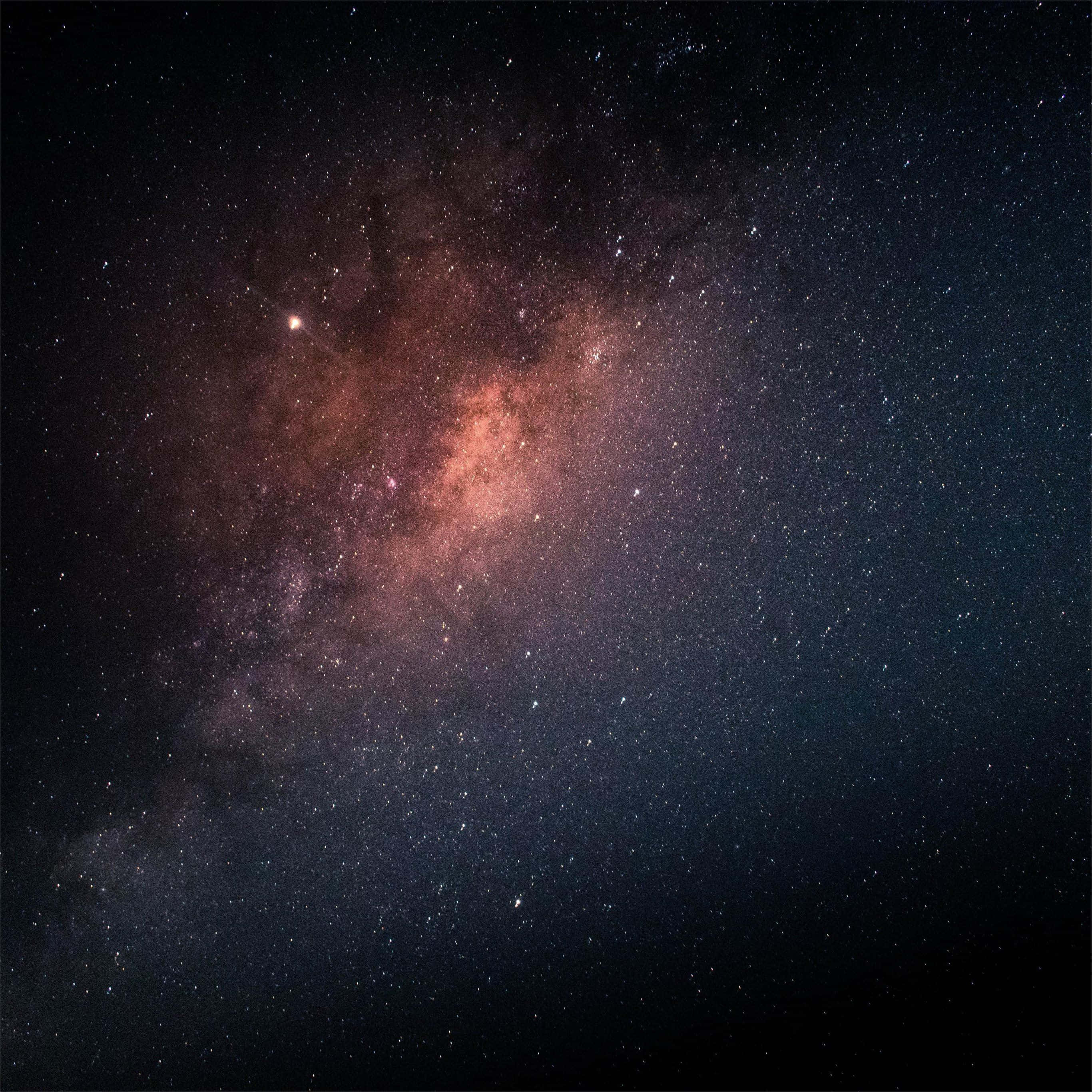 桌布 壁紙 — 令人嘆為觀止的銀河系景觀，在繁星點點的夜空中閃耀著粉紅色和紫色的星雲。