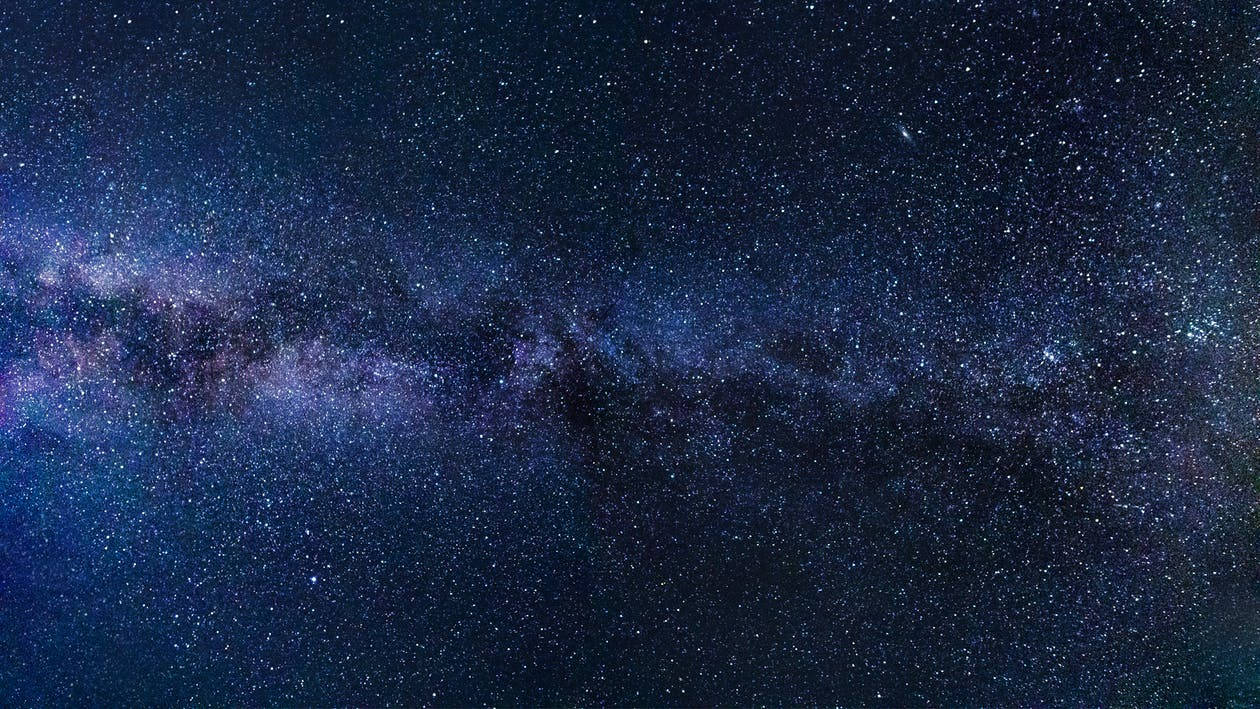 Facebook Cover 桌布 壁紙 — 令人嘆為觀止的銀河系景觀，在繁星點點的夜空中散發著紫色和藍色的光芒。
