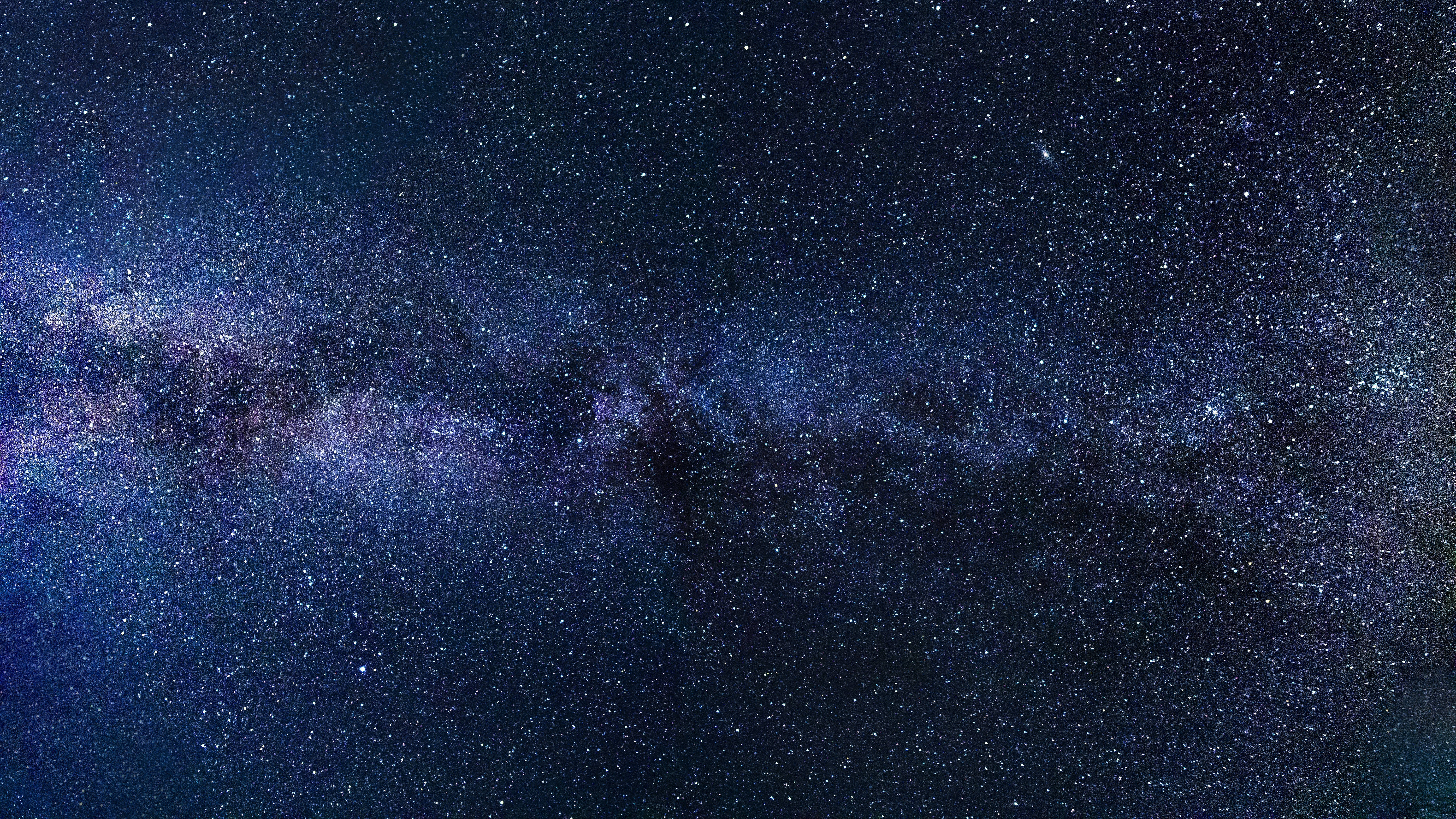 外太空 桌布 壁紙 — 令人嘆為觀止的銀河系景觀，在繁星點點的夜空中散發著紫色和藍色的光芒。