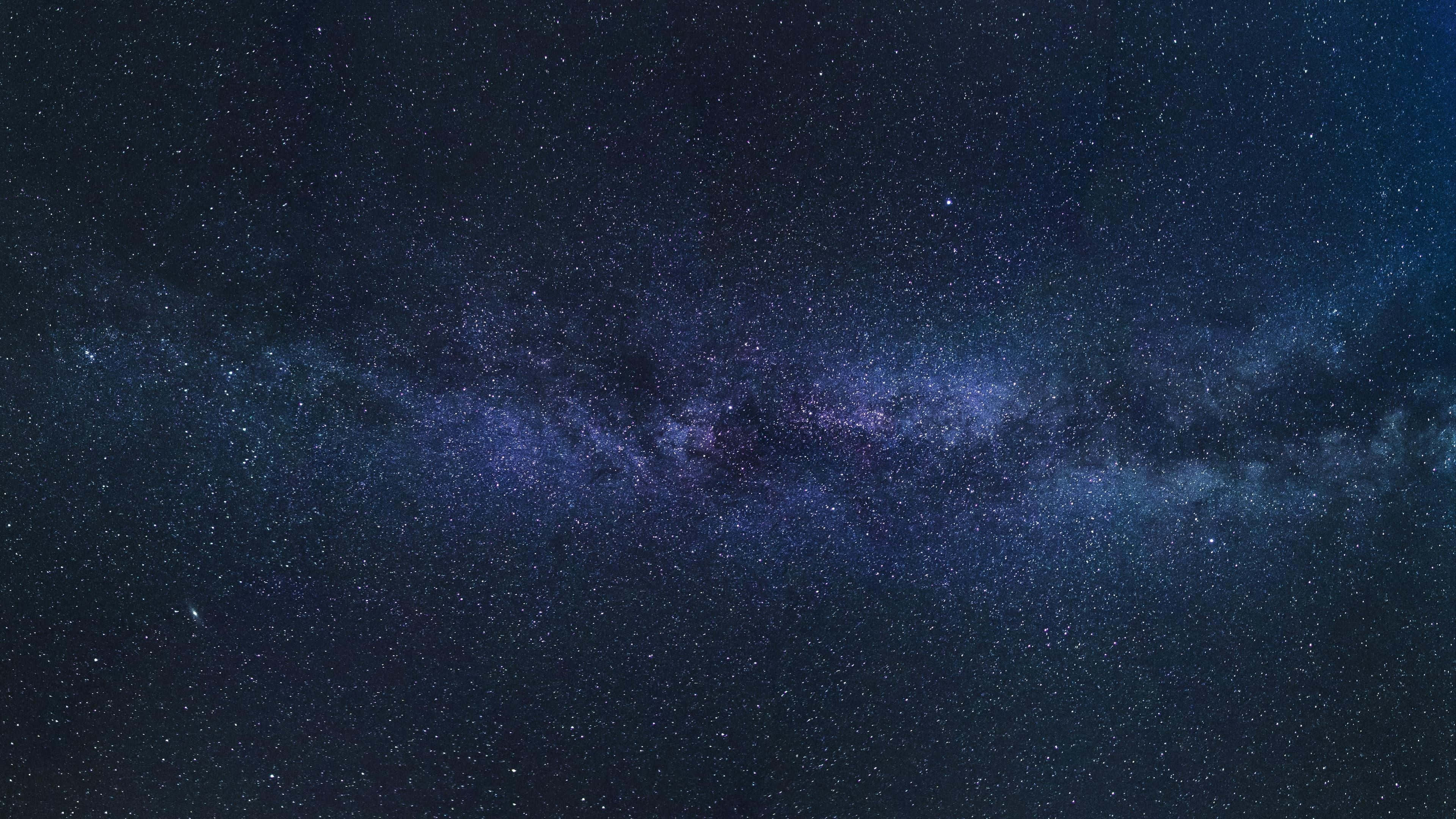 Star Sky 桌布 壁紙 — 令人嘆為觀止的銀河系景觀，在繁星點點的夜空中散發著紫色和藍色的光芒。