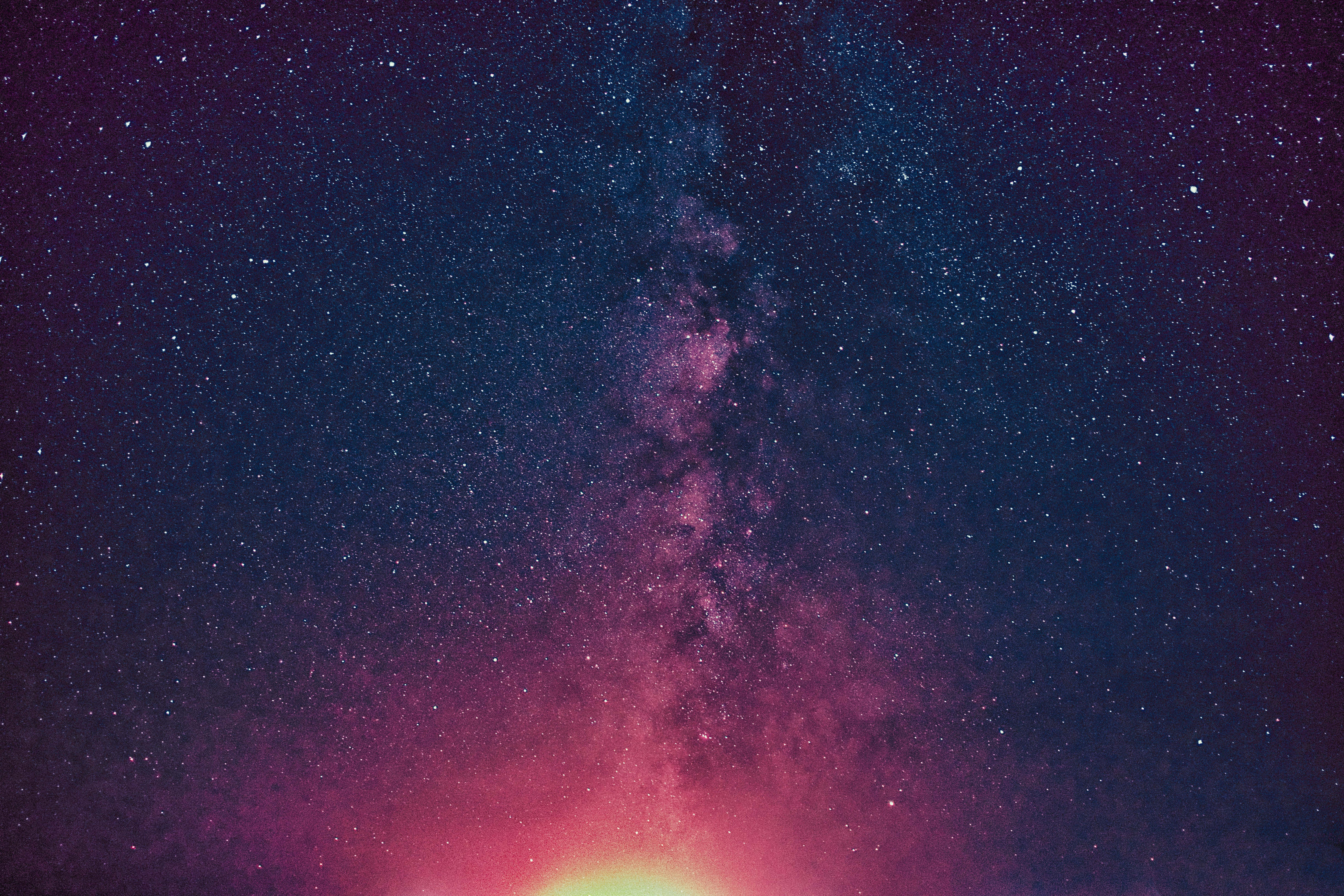 桌布 壁紙 — 令人嘆為觀止的銀河系景觀，在繁星點點的夜空中散發著粉紅色和紫色的光芒。
