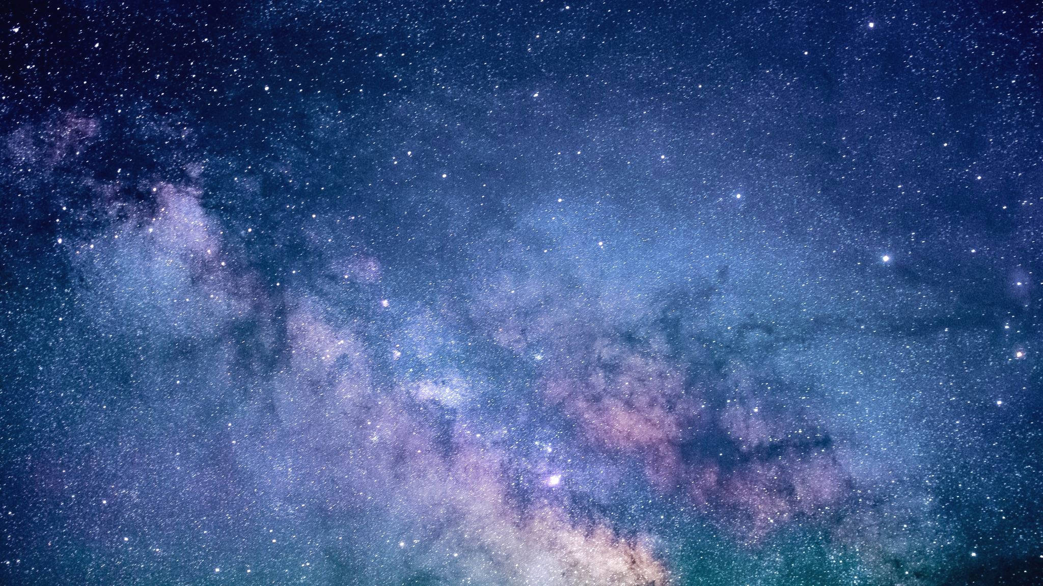 銀河 桌布 壁紙 — 令人嘆為觀止的銀河系景觀，在繁星點點的夜空下散發出充滿活力的紫色和藍色光芒。