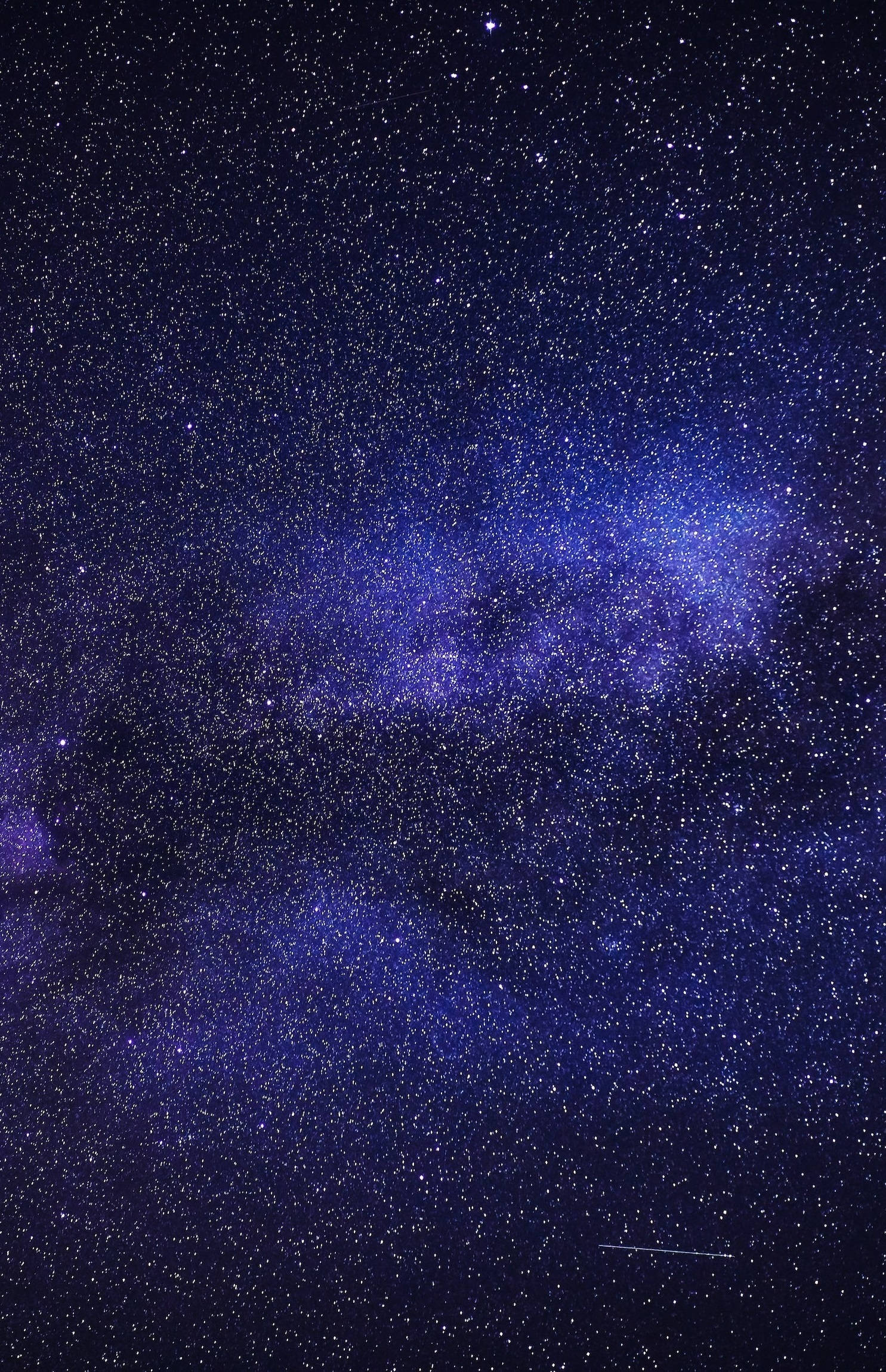 Stars 桌布 壁紙 — 令人嘆為觀止的銀河系景觀，在繁星點點的夜空中散發出深紫色和藍色的光芒。