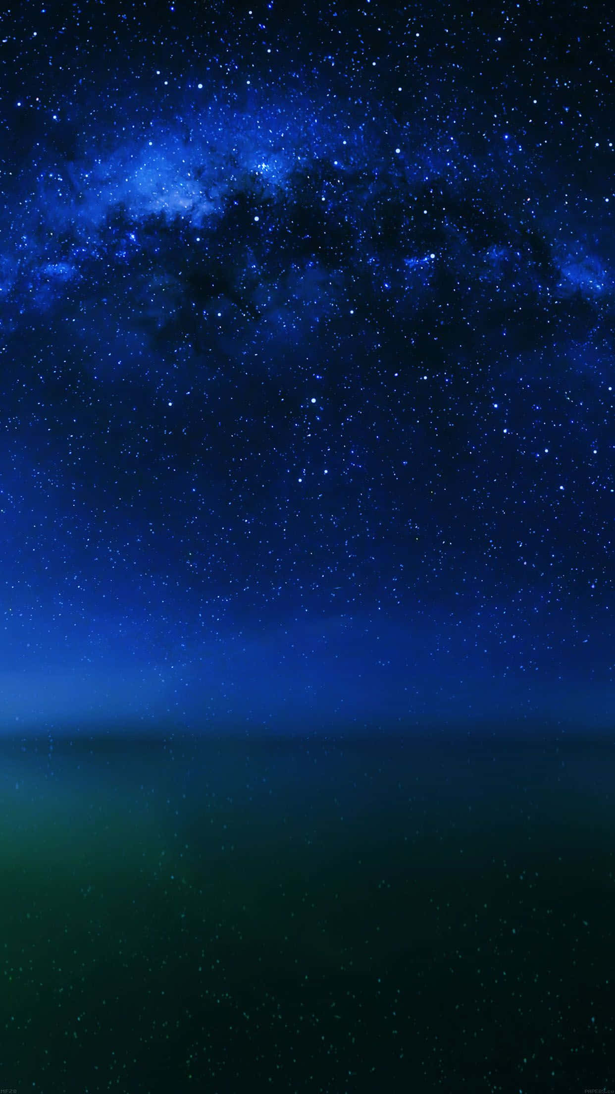 Stars 桌布 壁紙 — 令人嘆為觀止的銀河系景觀，在黑暗的地平線上閃耀著深藍色光芒。