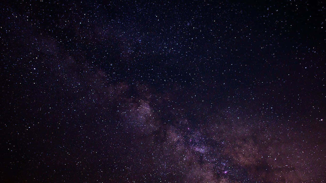 Dark Galaxy 桌布 壁紙 — 令人嘆為觀止的銀河系景觀，在黑暗的夜空中散發著紫色和藍色的色調。