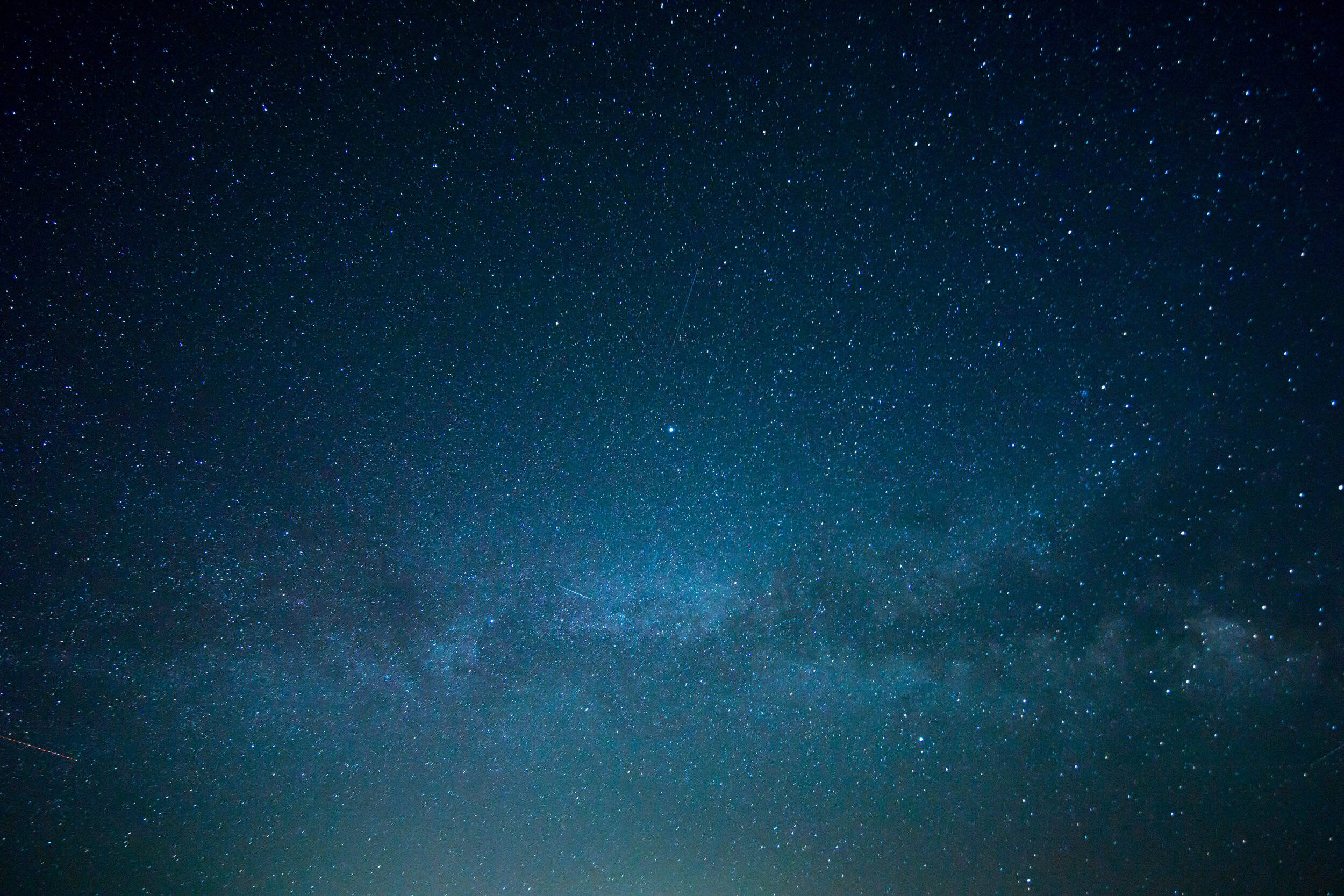 Starry Sky 桌布 壁紙 — 令人嘆為觀止的銀河系景觀，在點綴著無數星辰的深藍色夜空中閃耀。