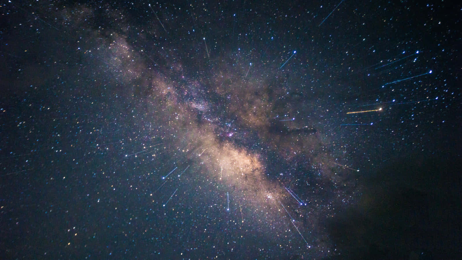 太空 桌布 壁紙 — 令人嘆為觀止的銀河系景觀，宇宙塵埃閃耀，流星劃過深邃的夜空。