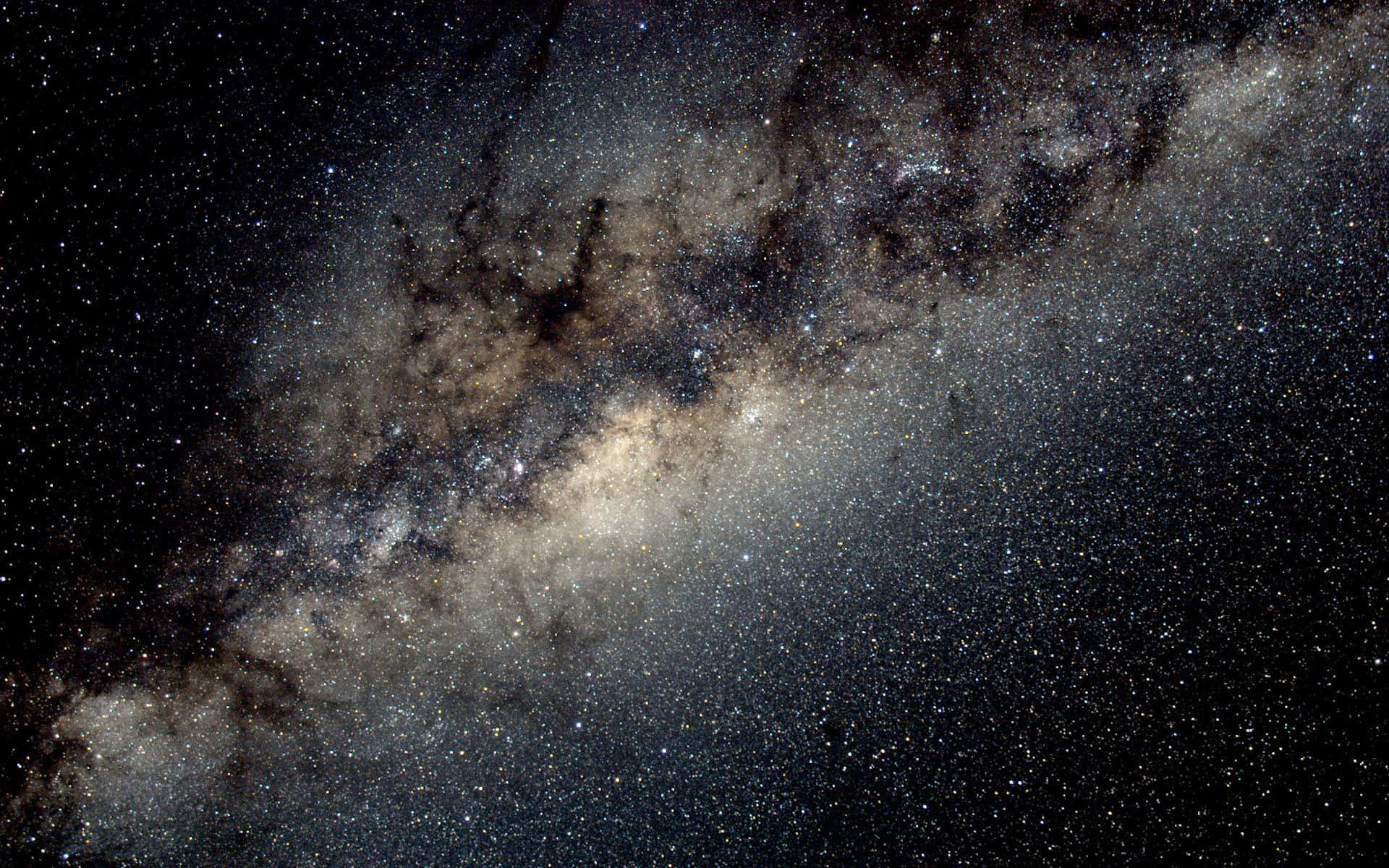 Cosmic Rays 桌布 壁紙 — 令人嘆為觀止的銀河系景觀，恆星、塵埃雲和宇宙塵埃在深邃的黑色天空中旋轉。