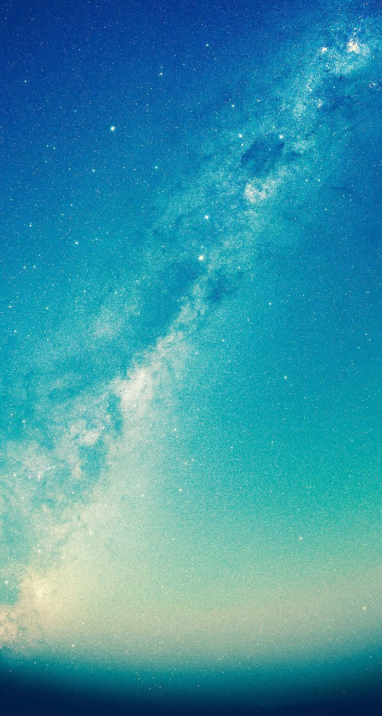 cool iPhone home screen 桌布 壁紙 — 令人嘆為觀止的銀河系景觀，斜向延伸穿過漸變的藍綠色和藍色夜空，點綴著星星。