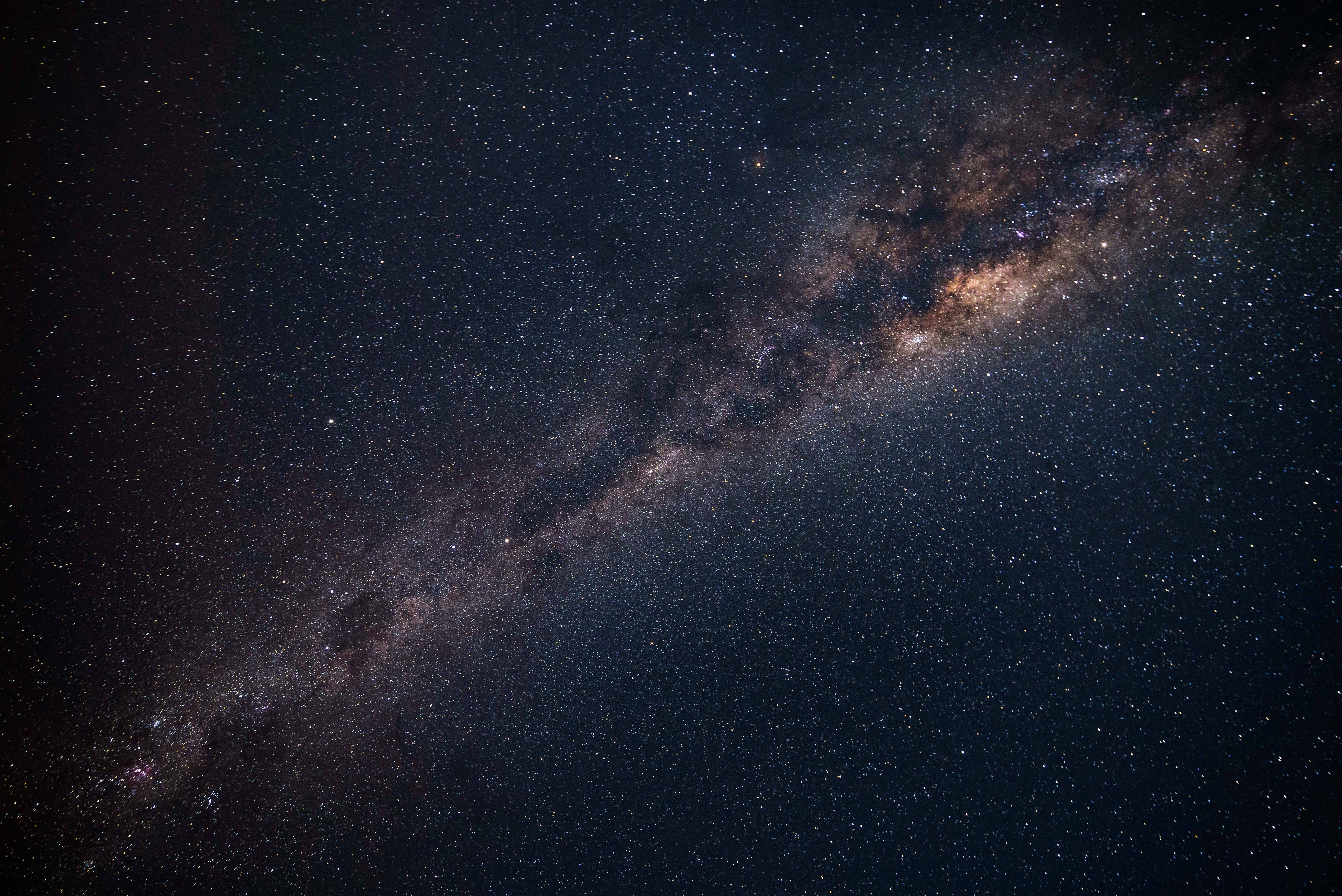 mac 4K 桌布 壁紙 — 令人嘆為觀止的銀河系景觀，斜跨佈滿星星的夜空，帶有宇宙塵埃帶。