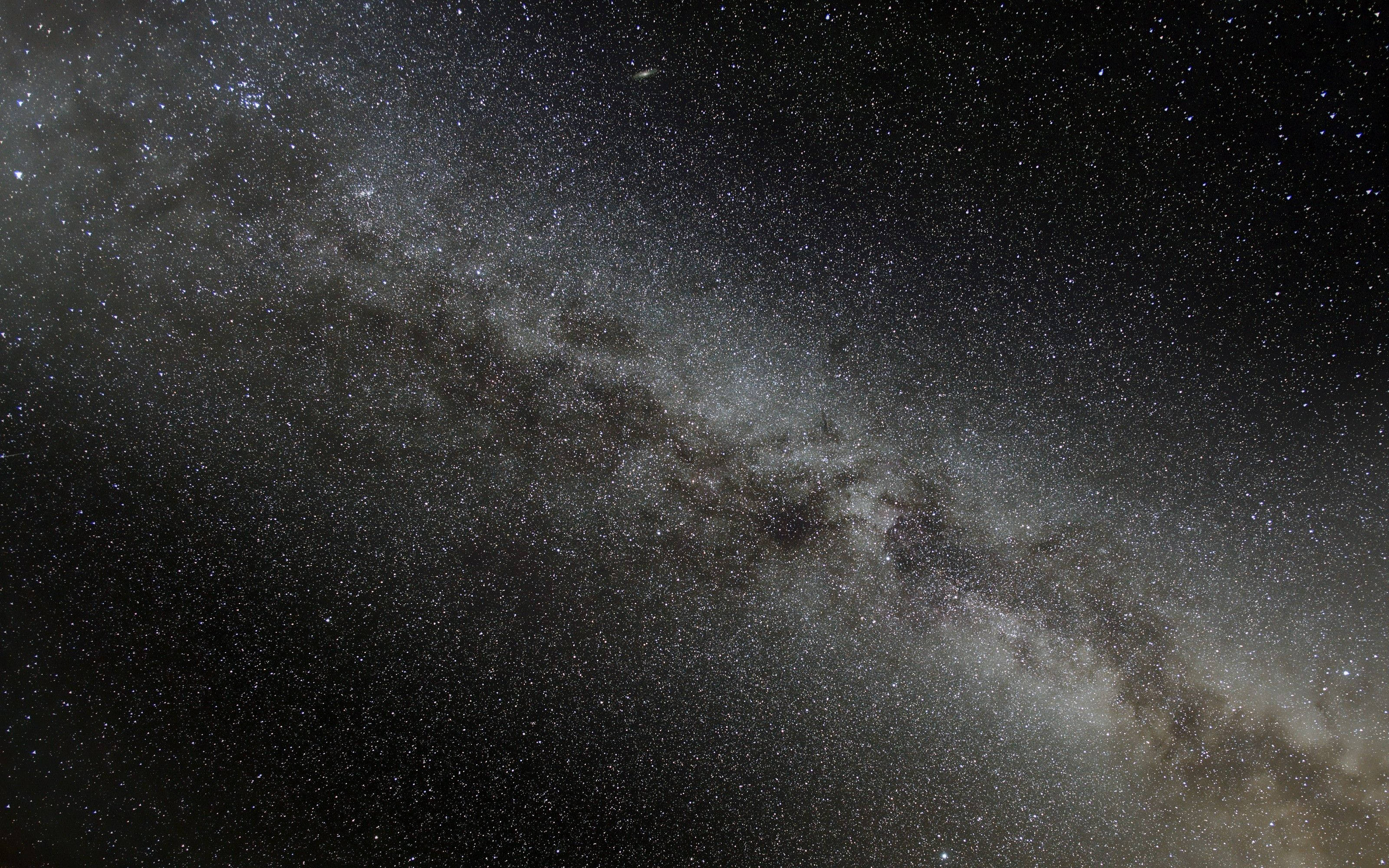 Star Space 桌布 壁紙 — 令人嘆為觀止的銀河系景觀，斜跨佈滿星辰的夜空。