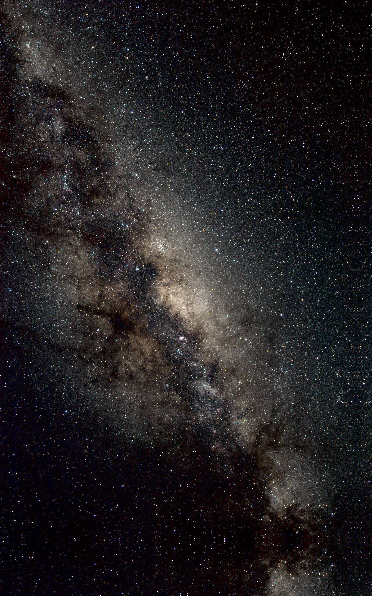 直式 桌布 壁紙 — 令人嘆為觀止的銀河系景觀，斜跨滿天星斗的夜空，帶有黑暗的宇宙塵埃帶。