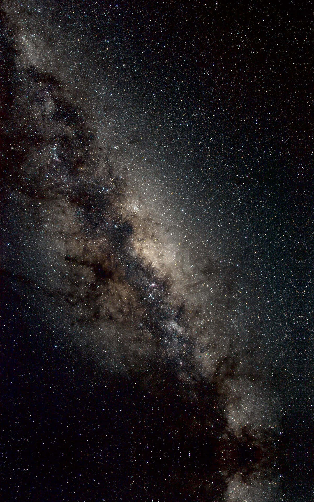 Portrait Mode 桌布 壁紙 — 令人嘆為觀止的銀河系景觀，斜跨滿天星斗的夜空，伴隨著旋轉的塵埃雲。