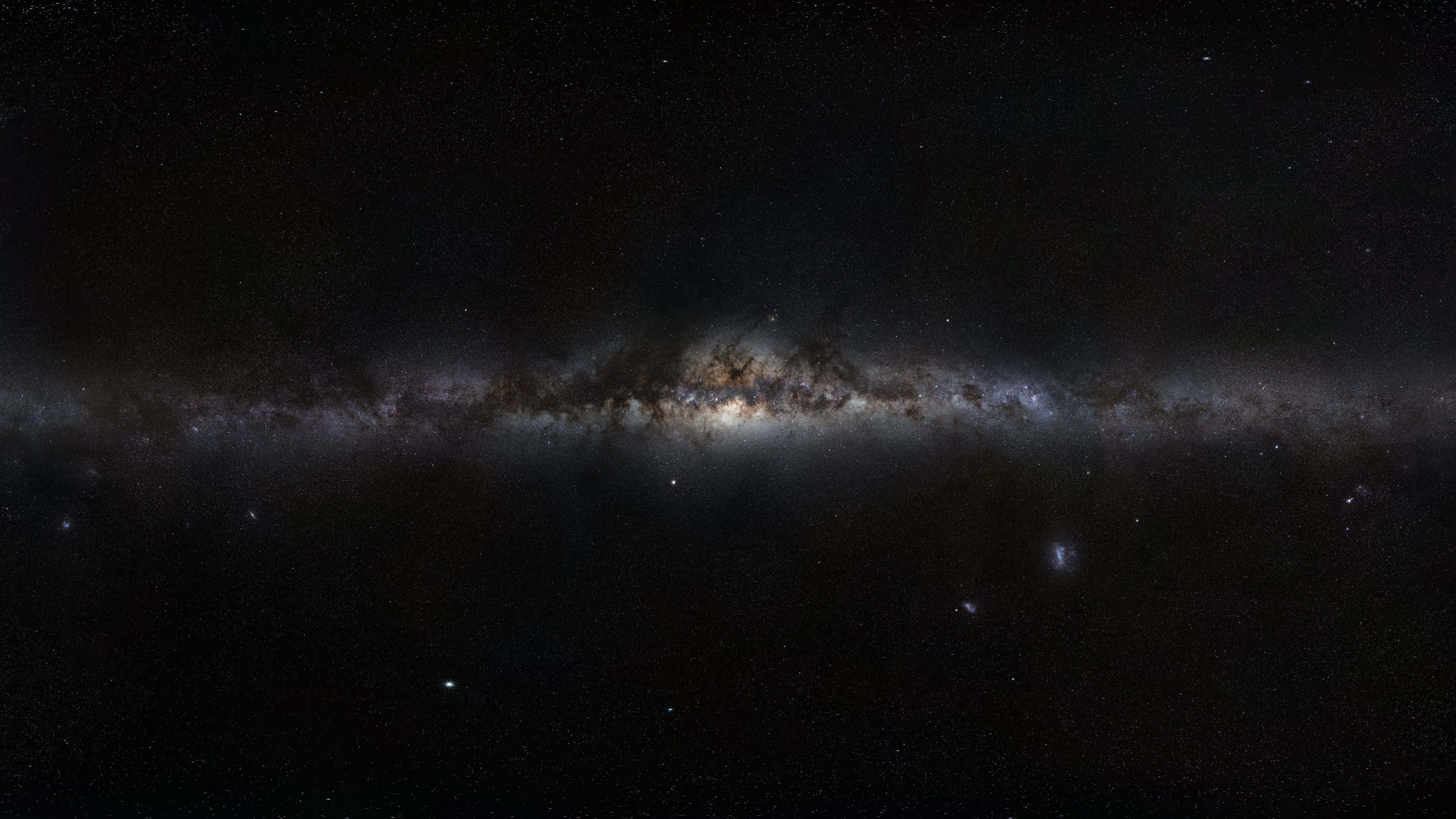 Deep Space 桌布 壁紙 — 令人嘆為觀止的銀河系景觀，橫跨佈滿星星的夜空，帶有發光的星雲和宇宙塵埃。