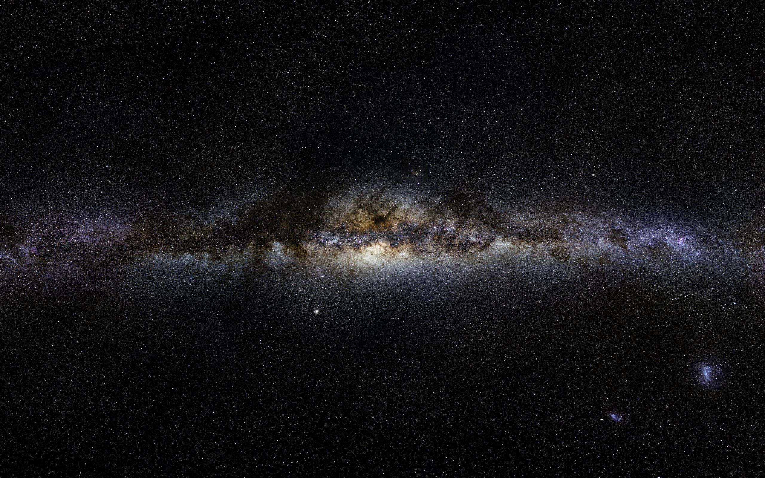 Milky 桌布 壁紙 — 令人嘆為觀止的銀河系景觀，橫跨佈滿星星的夜空，帶有發光的星雲和宇宙塵埃。