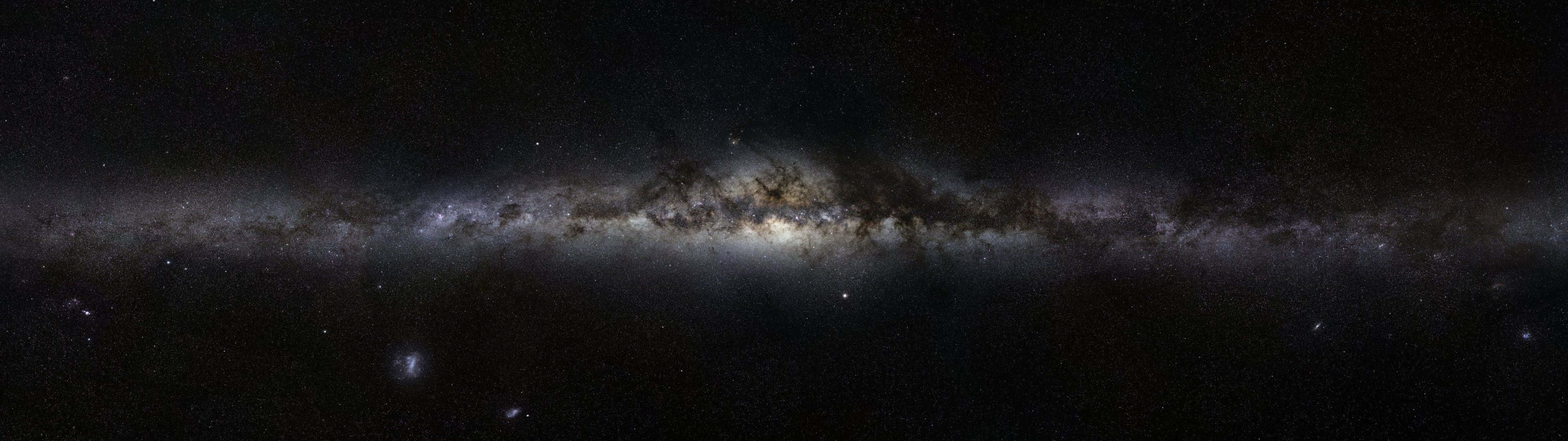 桌布 壁紙 — 令人嘆為觀止的銀河系景觀，橫跨佈滿星辰的宇宙夜空。