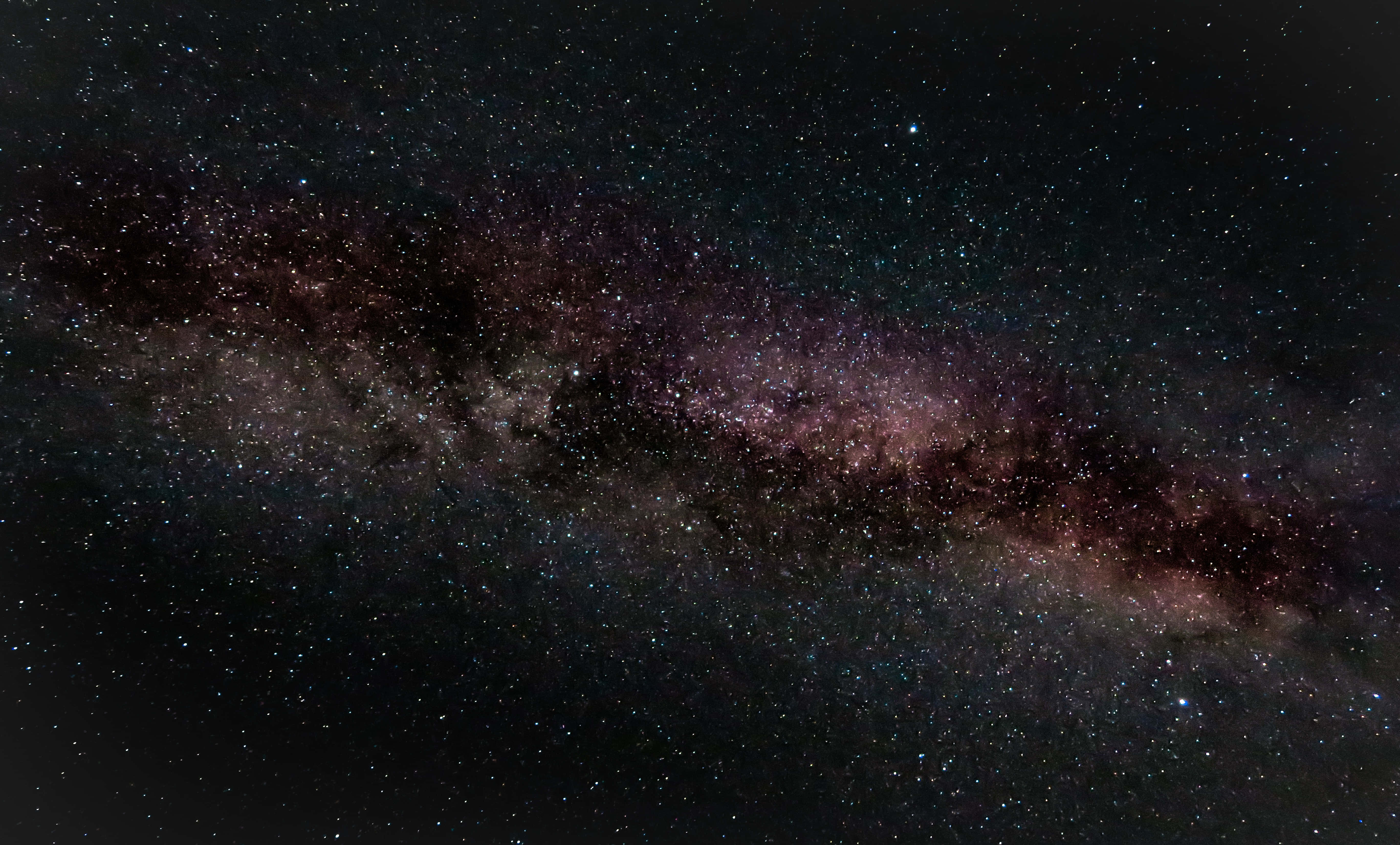 星星動圖 桌布 壁紙 — 令人嘆為觀止的銀河系景觀，橫跨佈滿星星的夜空，帶有充滿活力的紫色和粉紅色星雲。