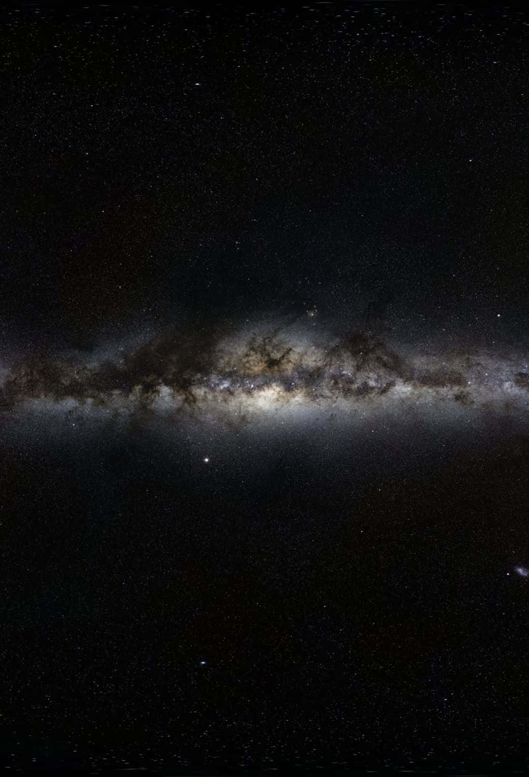 Stars 桌布 壁紙 — 令人嘆為觀止的銀河系景觀，橫跨佈滿星星的夜空，帶有發光的星雲和宇宙塵埃。