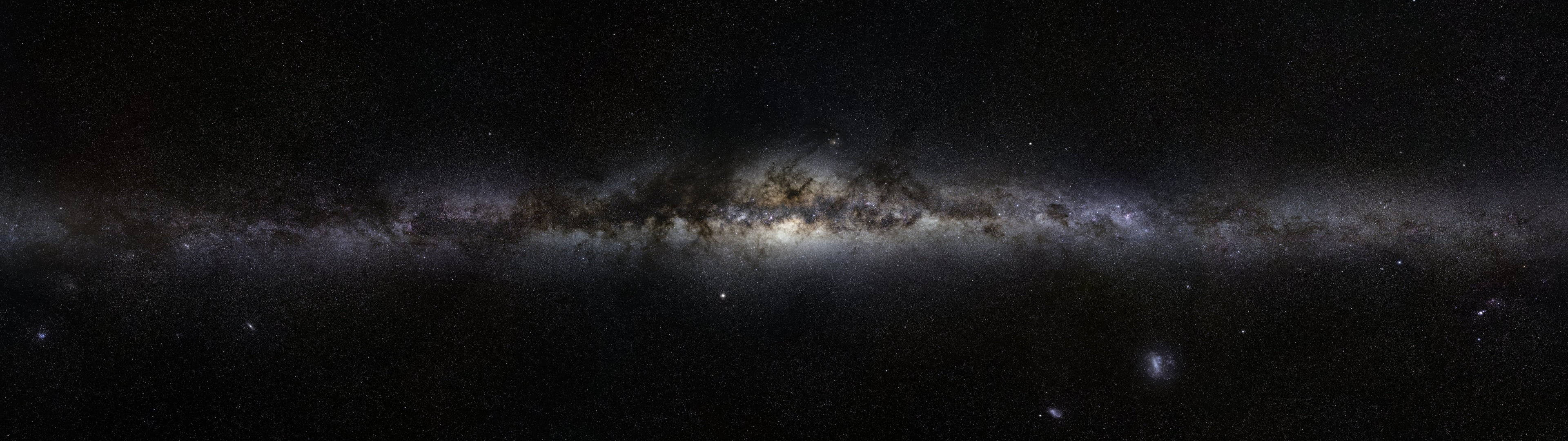 銀河 桌布 壁紙 — 令人嘆為觀止的銀河系景觀，橫跨佈滿星星的夜空，帶有發光的星雲和黑暗的宇宙塵埃帶。