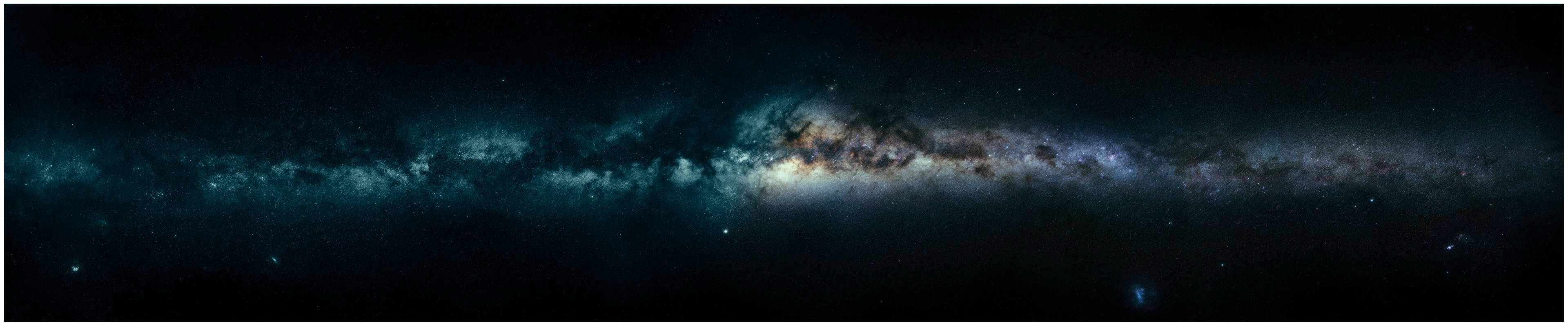 Triple 桌布 壁紙 — 令人嘆為觀止的銀河系景觀，橫跨充滿星星和星雲的黑暗宇宙天空。