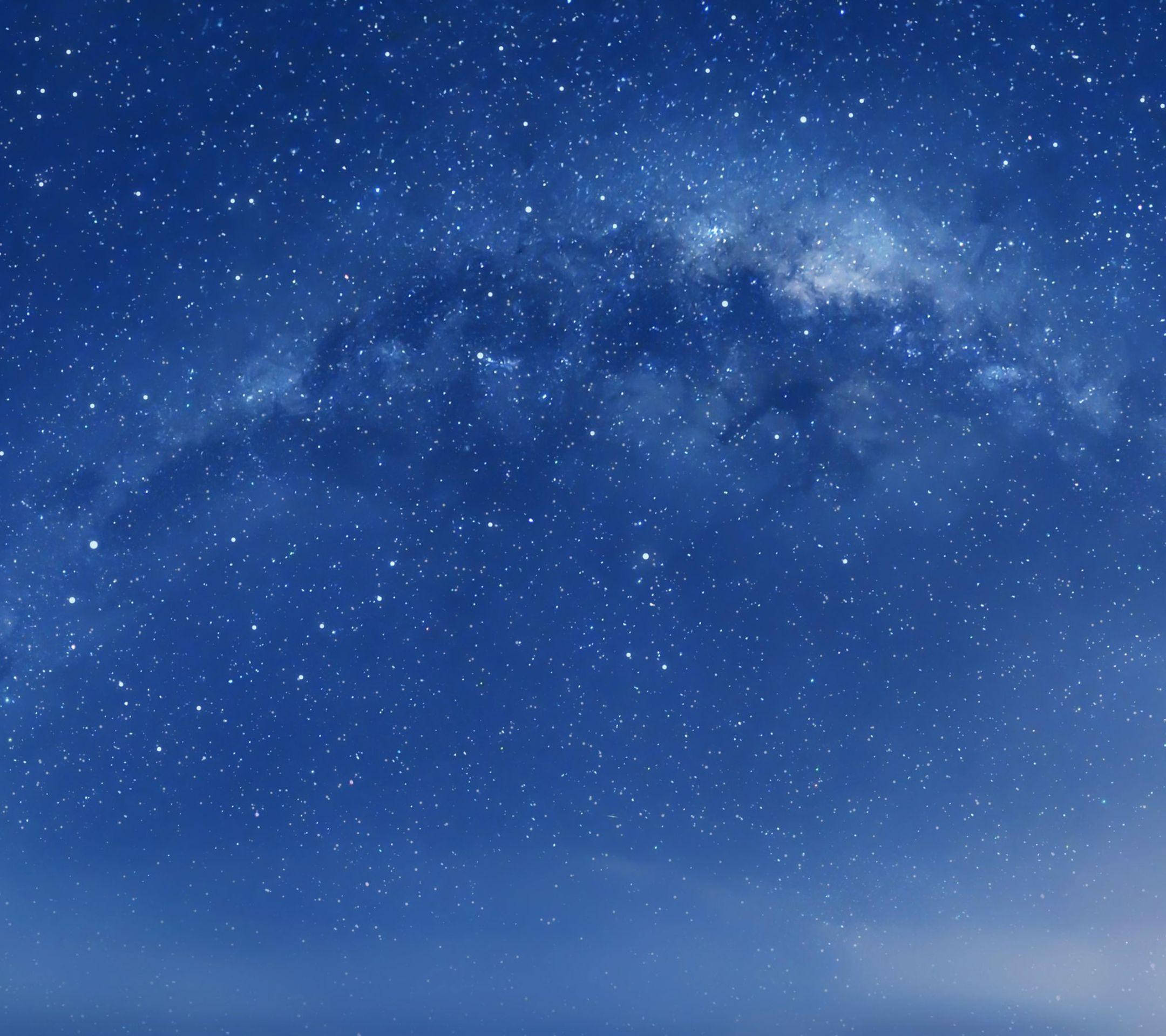 iOS 8 桌布 壁紙 — 令人嘆為觀止的銀河系景觀，橫跨在深藍色夜空，佈滿無數閃爍的星星。