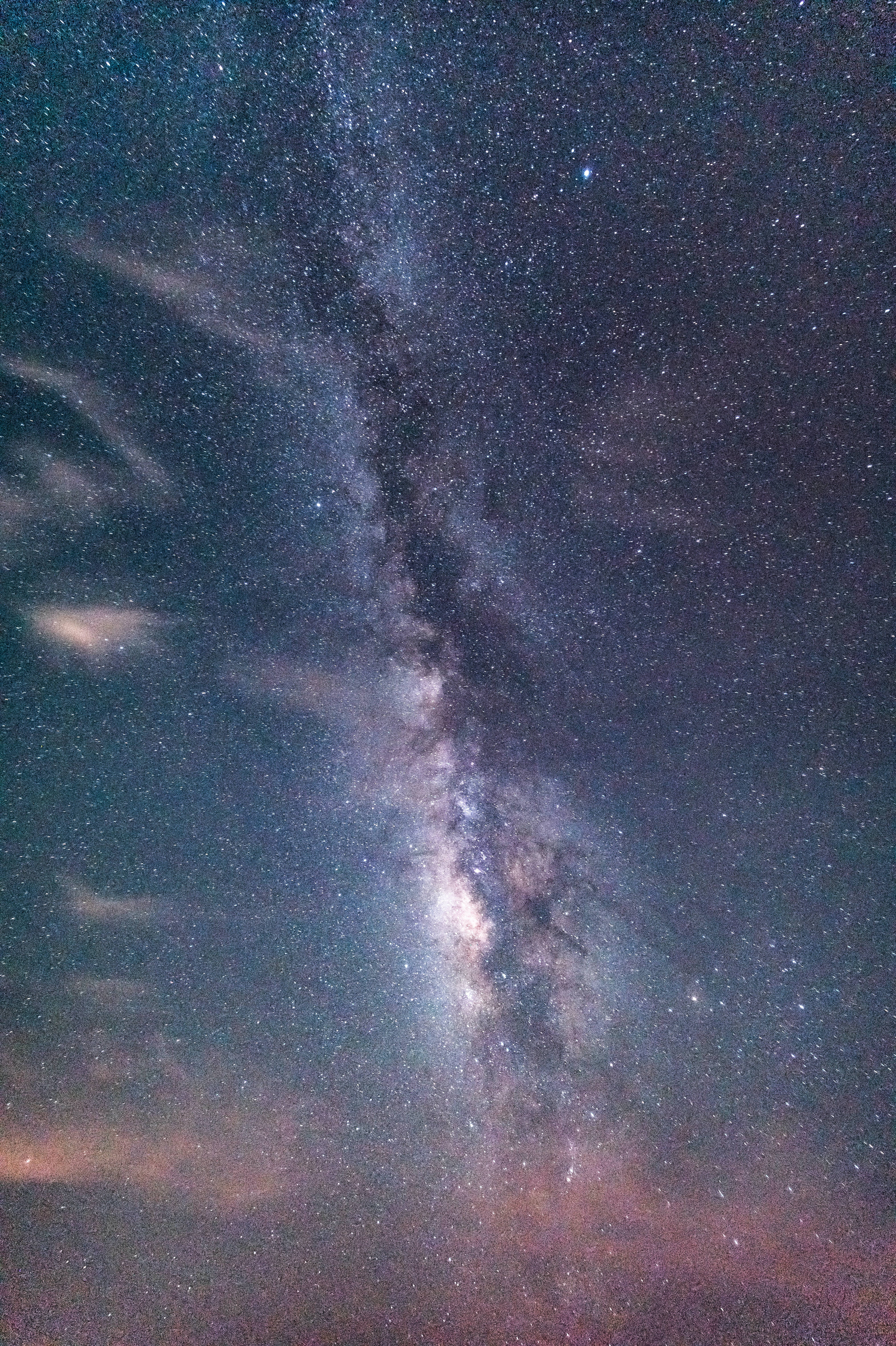 Starry Sky 桌布 壁紙 — 令人嘆為觀止的銀河系景觀，橫跨星空夜空，充滿宇宙雲和鮮豔星雲。