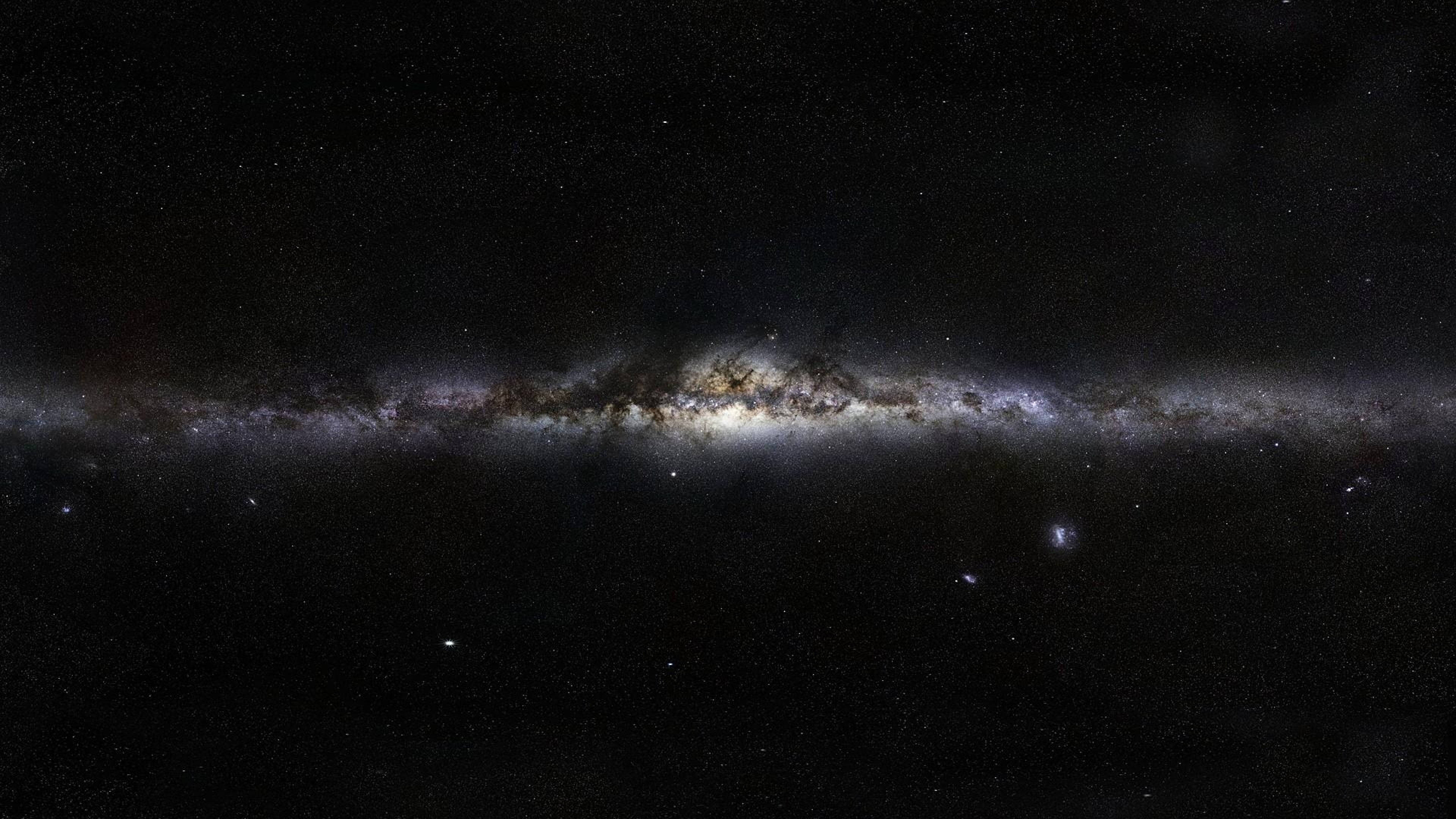 Chile 桌布 壁紙 — 令人嘆為觀止的銀河系景觀，橫跨滿天星斗的宇宙虛空，伴隨著發光的星雲和黑暗的塵埃帶。