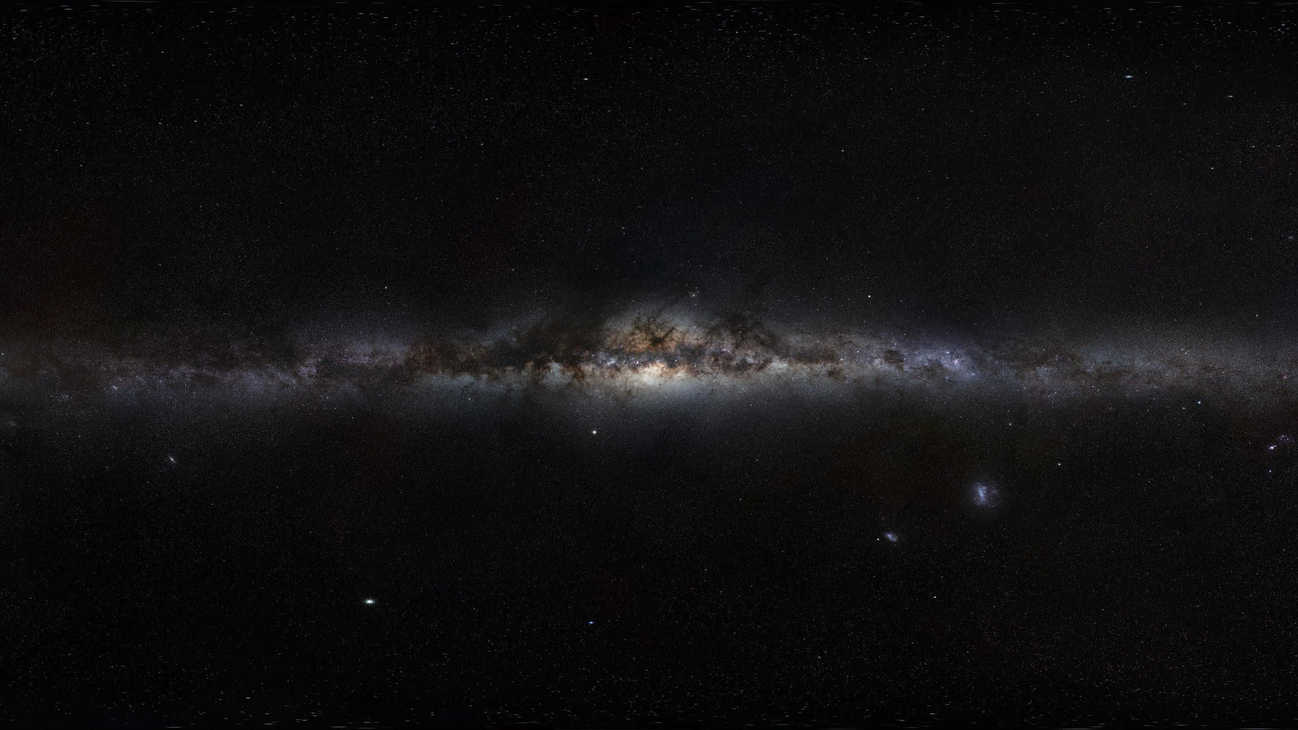 太空 桌布 壁紙 — 令人嘆為觀止的銀河系景觀，橫跨滿天繁星的夜空，散發著光芒的星雲和宇宙塵埃。