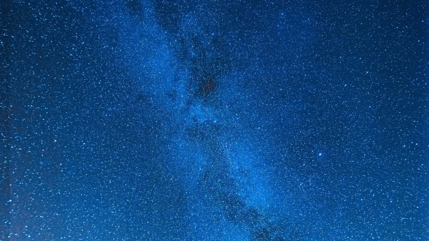 1366x768 桌布 壁紙 — 令人嘆為觀止的銀河系景觀，深藍色中閃耀著無數恆星和宇宙塵埃。