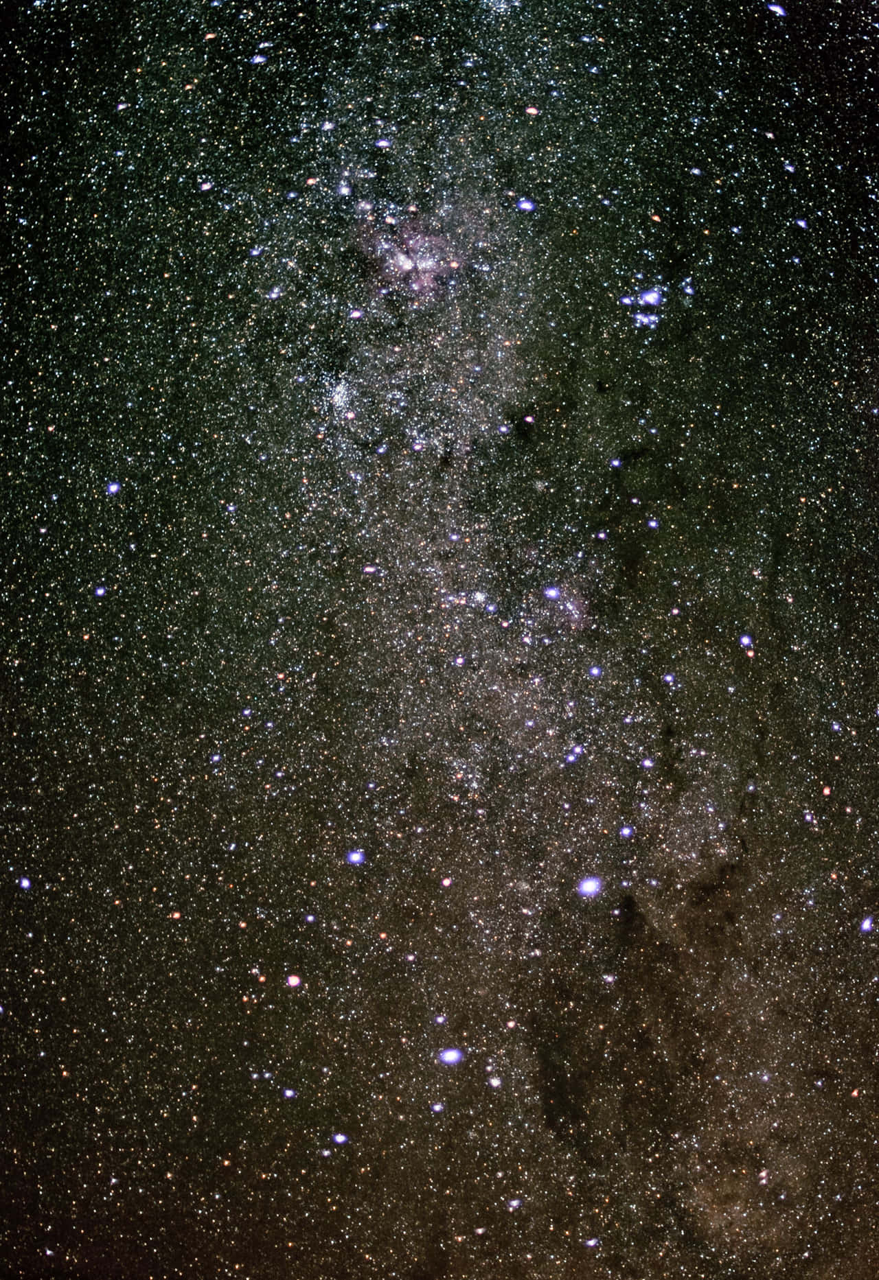 Starry Sky 桌布 壁紙 — 令人嘆為觀止的銀河系景觀，無數恆星和宇宙塵埃在深邃的黑色天空中閃耀。