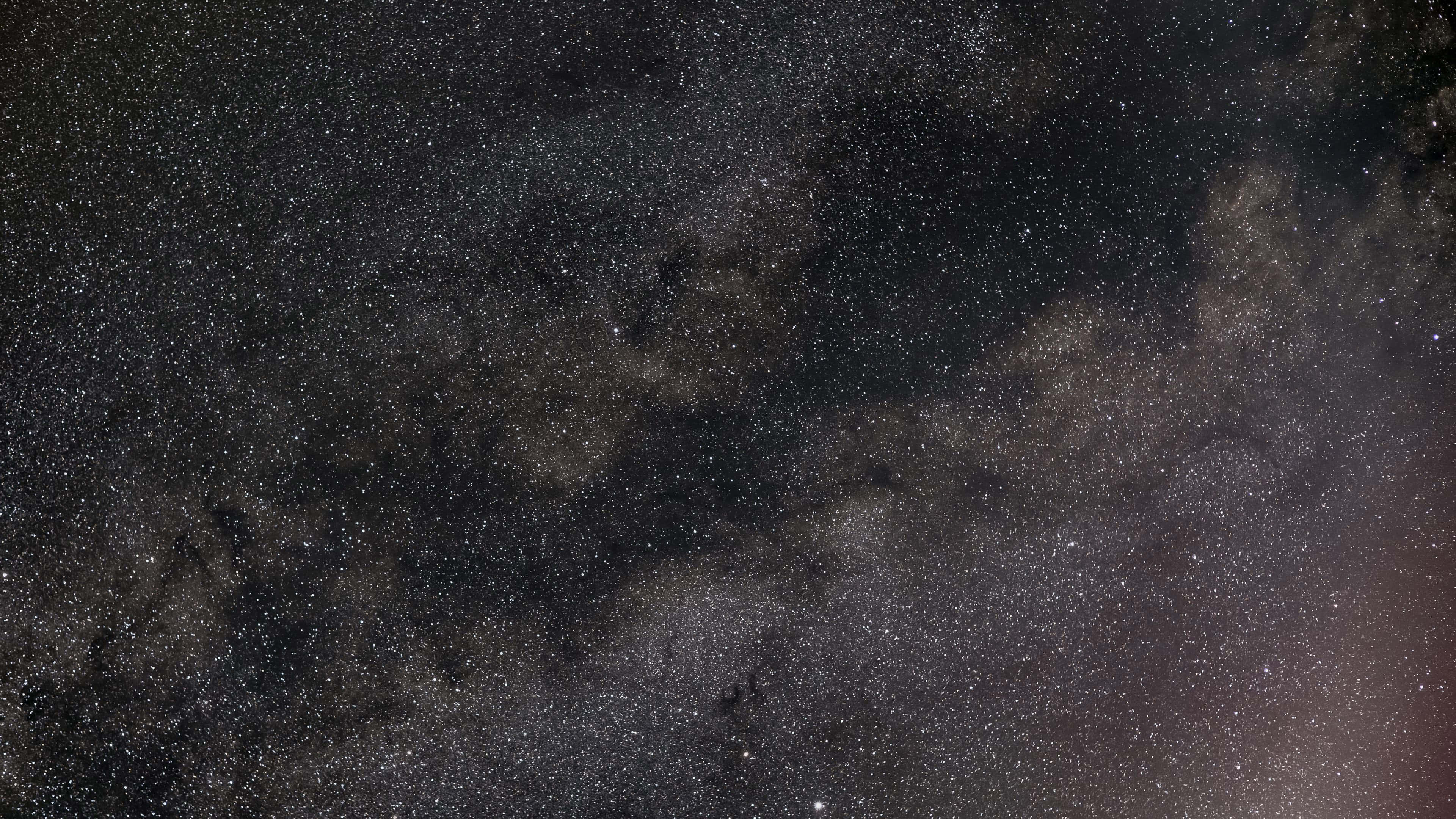 Dark Sky 桌布 壁紙 — 令人嘆為觀止的銀河系景觀，無數恆星和宇宙塵埃雲在深邃的黑色天空中閃耀。